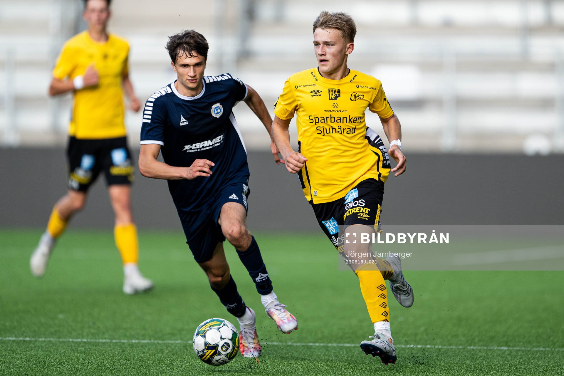 Utsiktens Frans Adamovic och Elfsborgs Isak Snygg under fotbollsmatchen i U17 Allsvenskan södra mellan Elfsborg och Utsikten den 16 augusti 2023 i Borås.