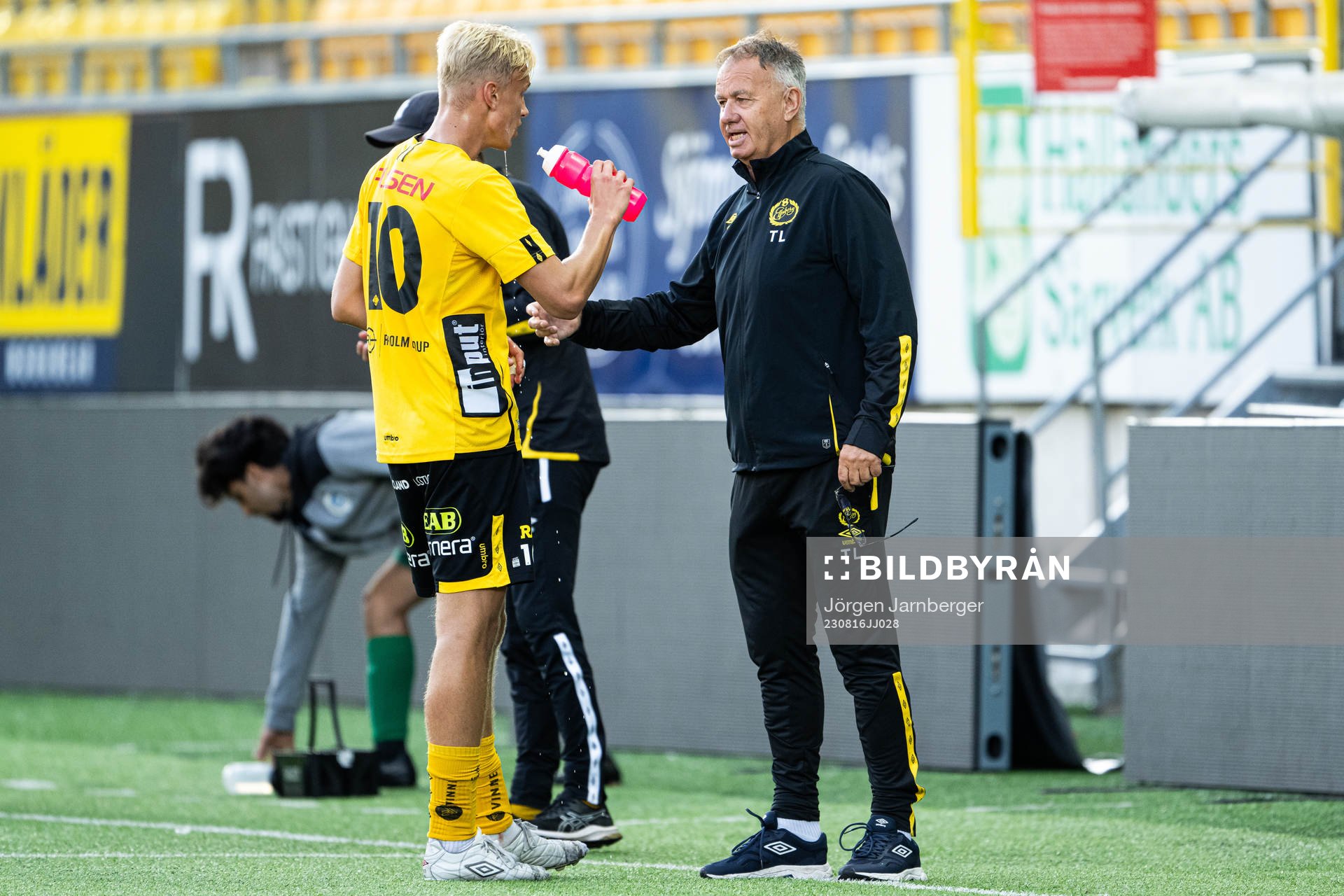 Elfsborgs U17 tränare Tony Lundqvist diskuterar med Leo