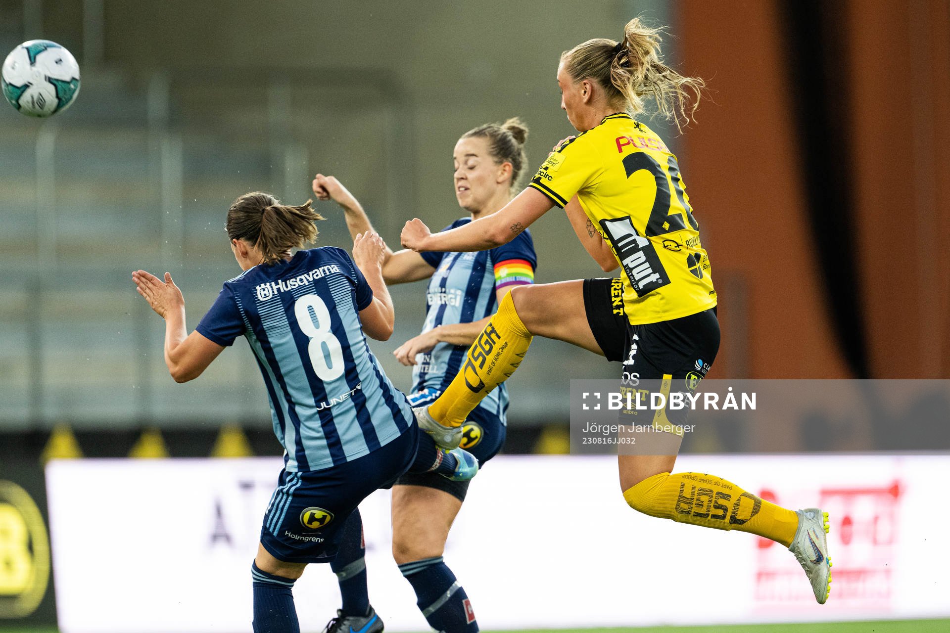 Elfsborgs Stina Jensen i kamp med Husqvarnas Moa Axelsson och Victoria Ström under fotbollsmatchen i Svenska Cupen omgång 1-3 mellan Elfsborg och Husqvarna den 16 augusti 2023 i Borås. 