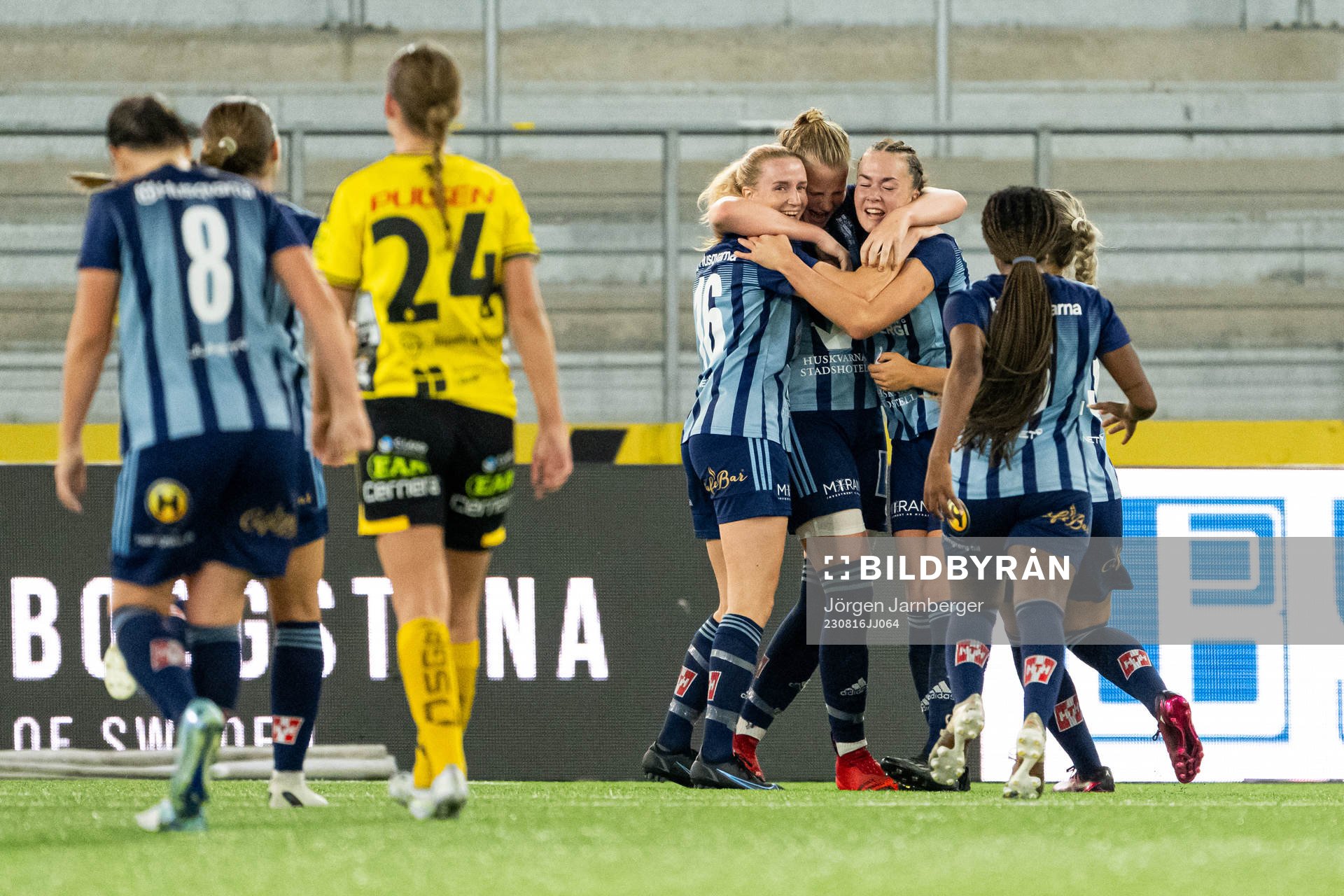 Husqvarnas spelare jublar