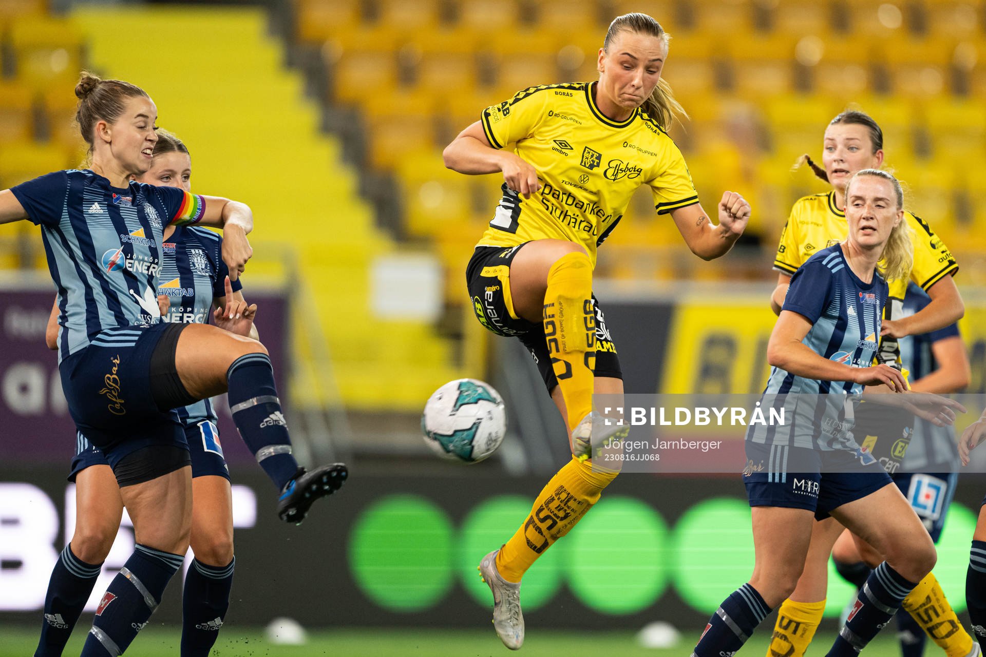 Elfsborgs Stina Jensen i kamp med Husqvarnas Victoria Ström under fotbollsmatchen i Svenska Cupen omgång 1-3 mellan Elfsborg och Husqvarna den 16 augusti 2023 i Borås.