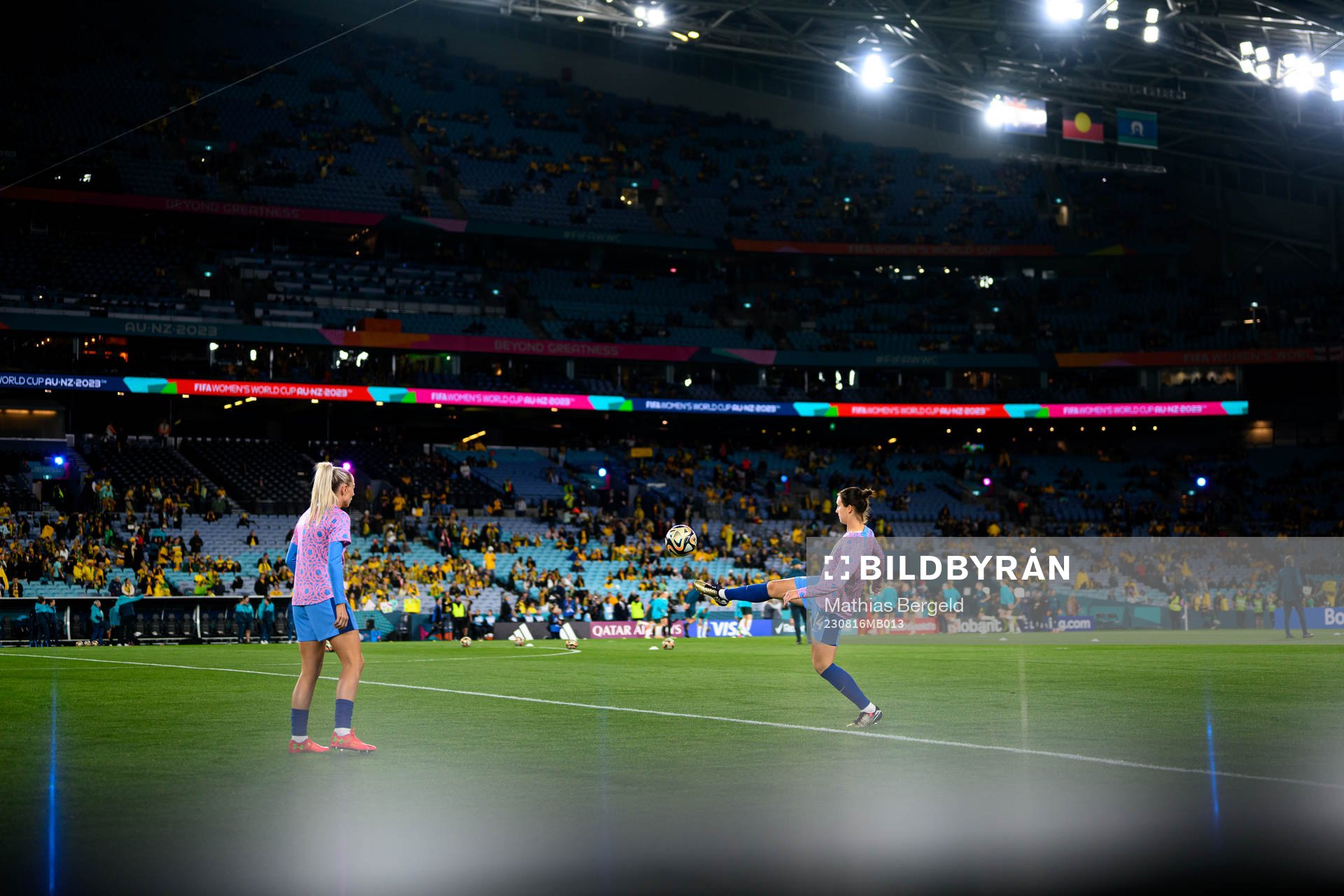 Alex Greenwood and Lotte Wubben-Moy of England