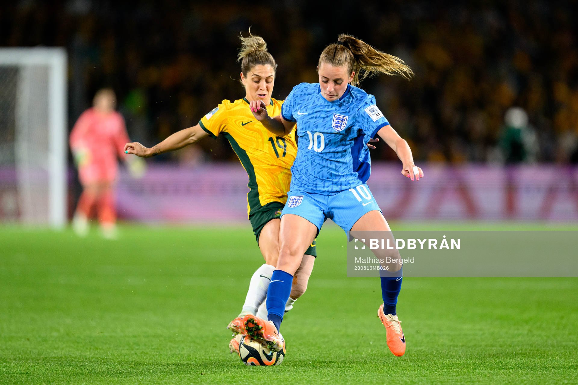 Katrina Gorry of Australia and Ella Toone of England
