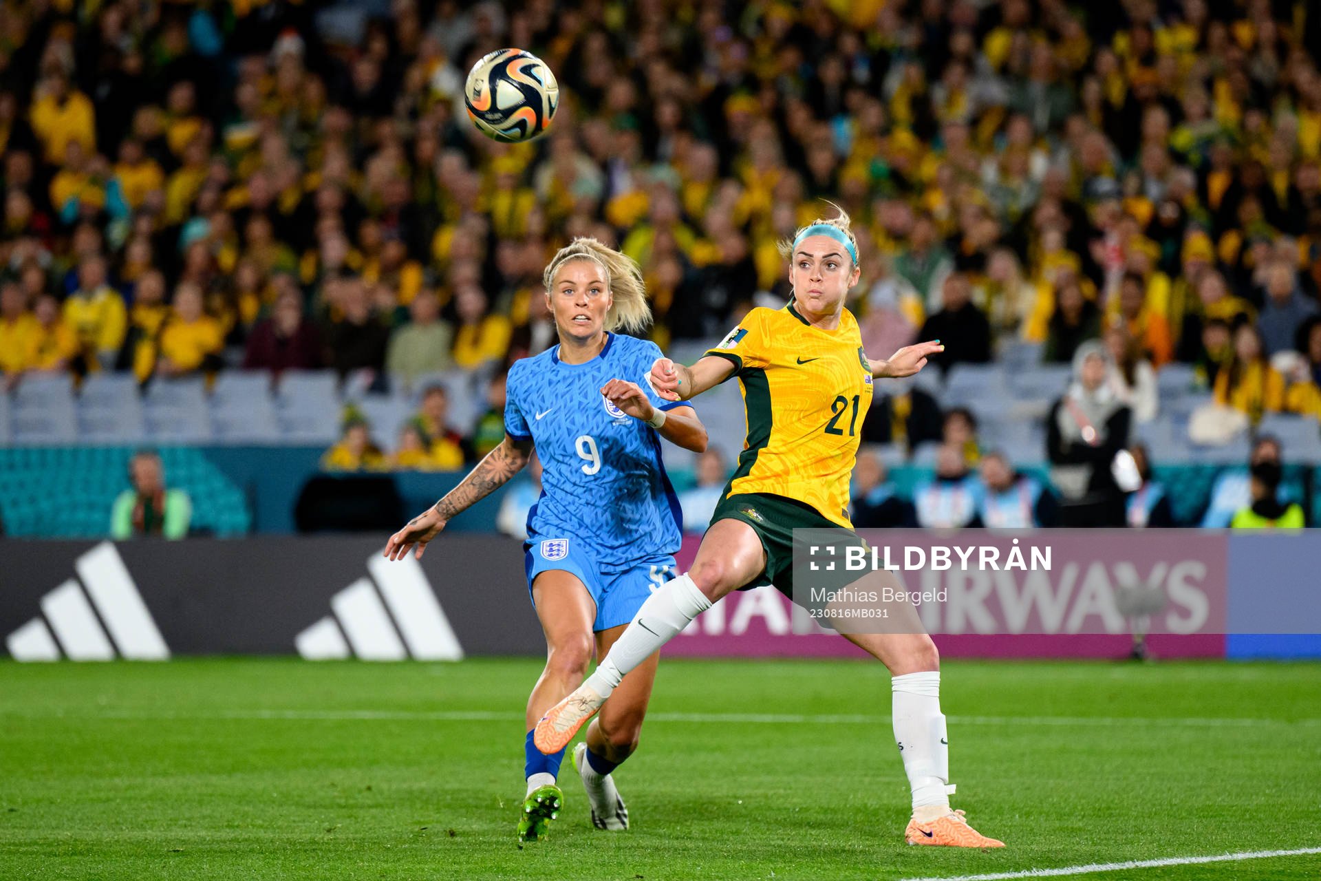 Rachel Daly of England and Ellie Carpenter of Australia