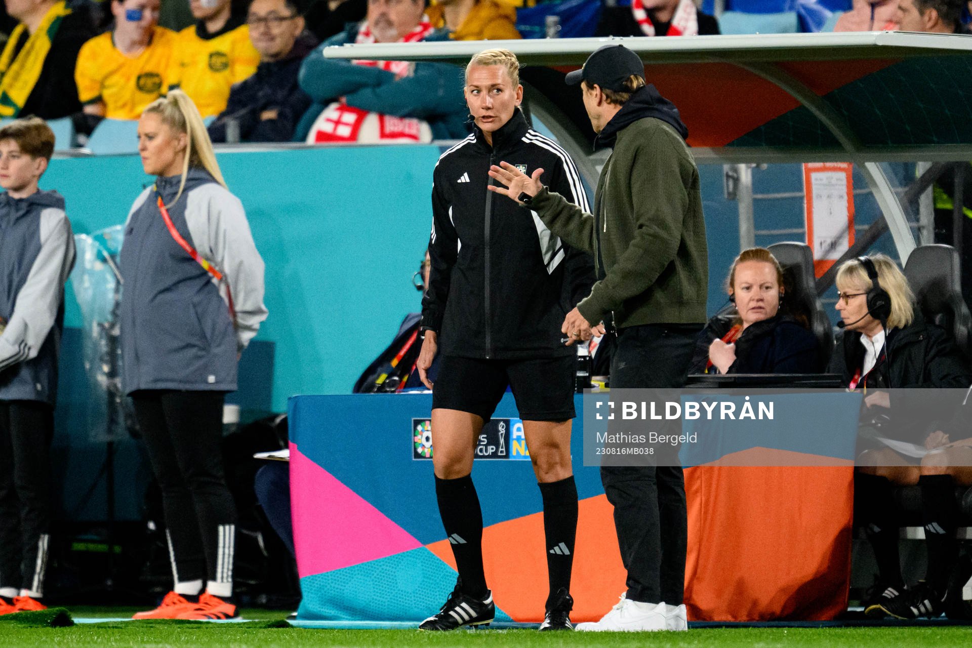 Fourth official Tess Olofsson talks to Head coach Tony