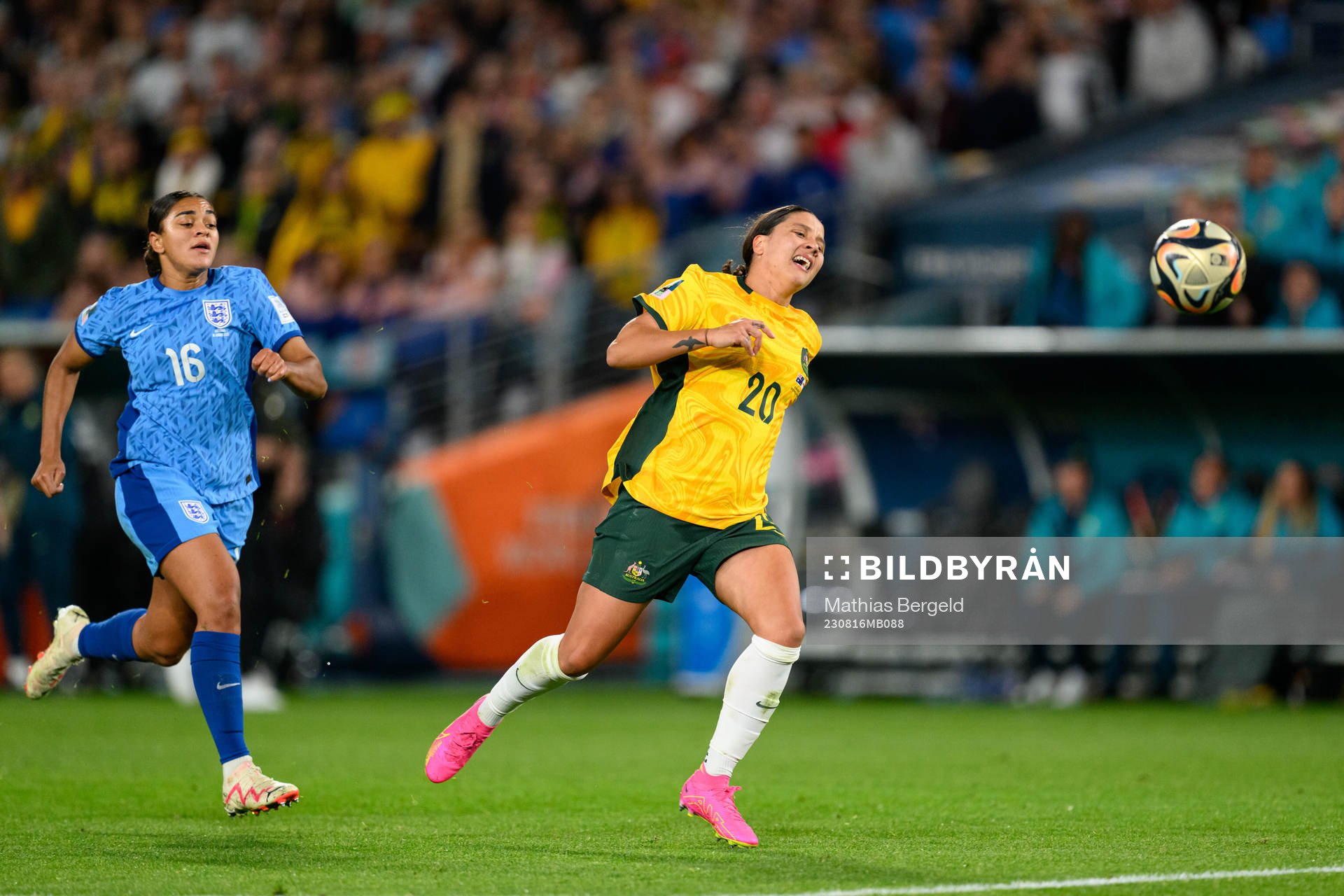 Jessica Carter of England and Sam Kerr of Australia