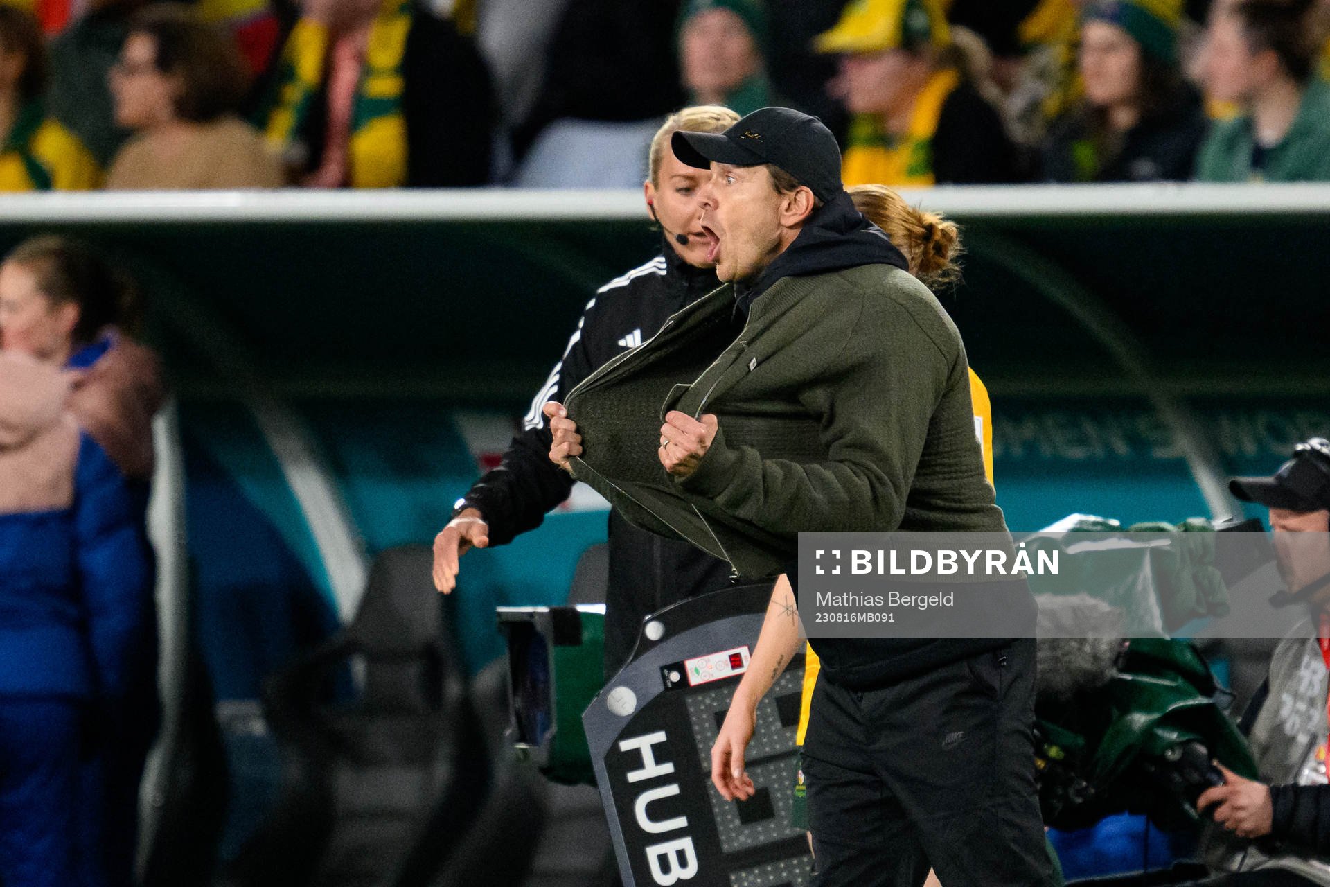 Fourth official Tess Olofsson and Head coach Tony