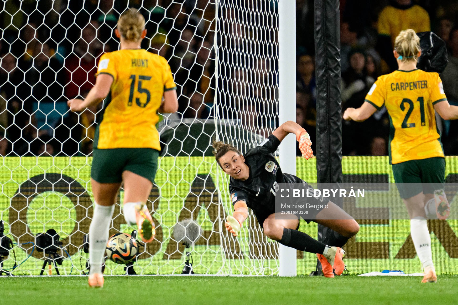 goalkeeper Mackenzie Arnold of Australia as Alessia Russo