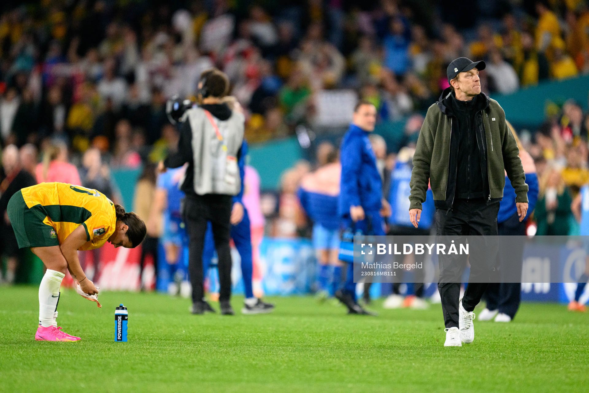 Sam Kerr and Head coach Tony Gustavsson look dejected