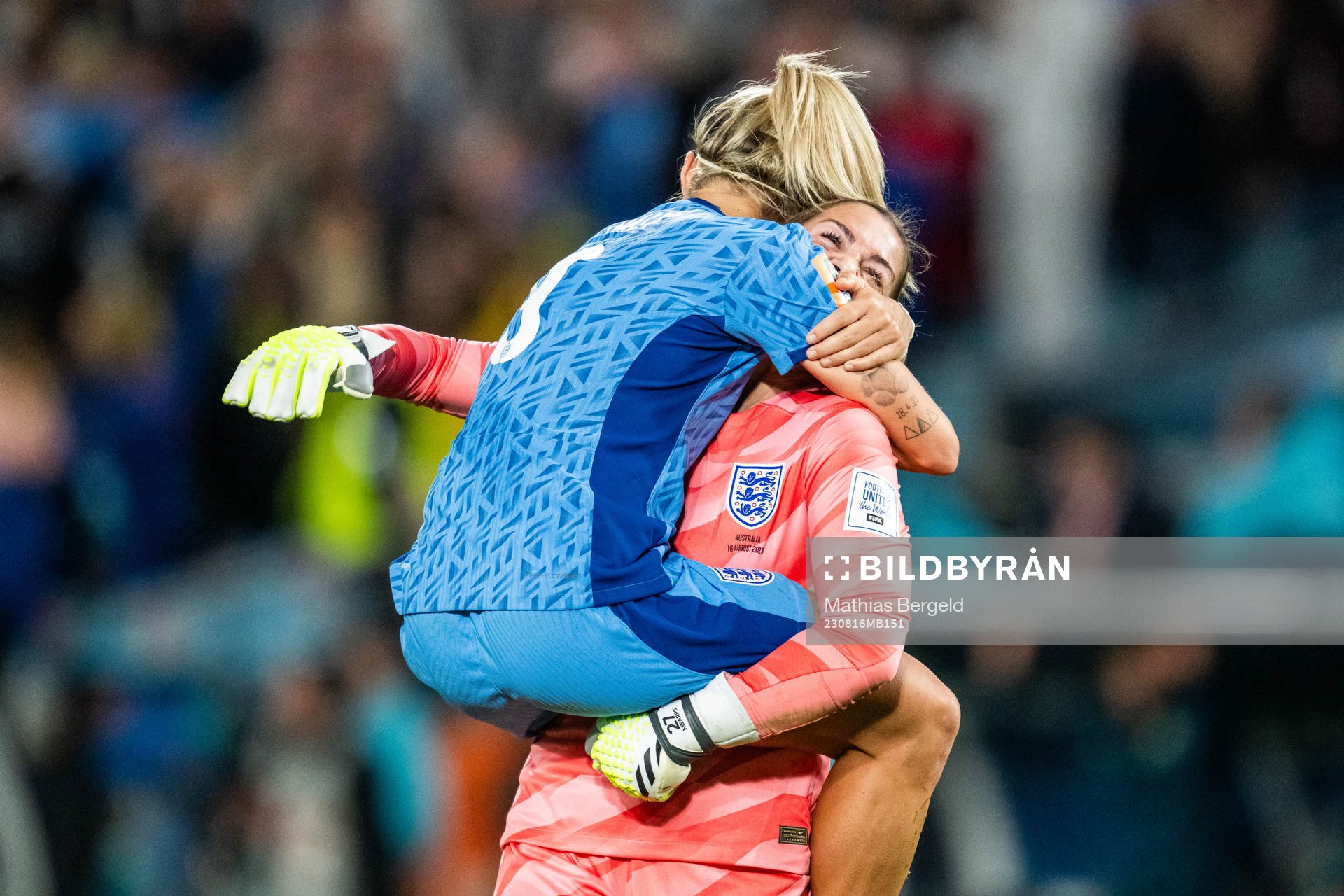 Rachel Daly and goalkeeper Mary Earps of England celebrate