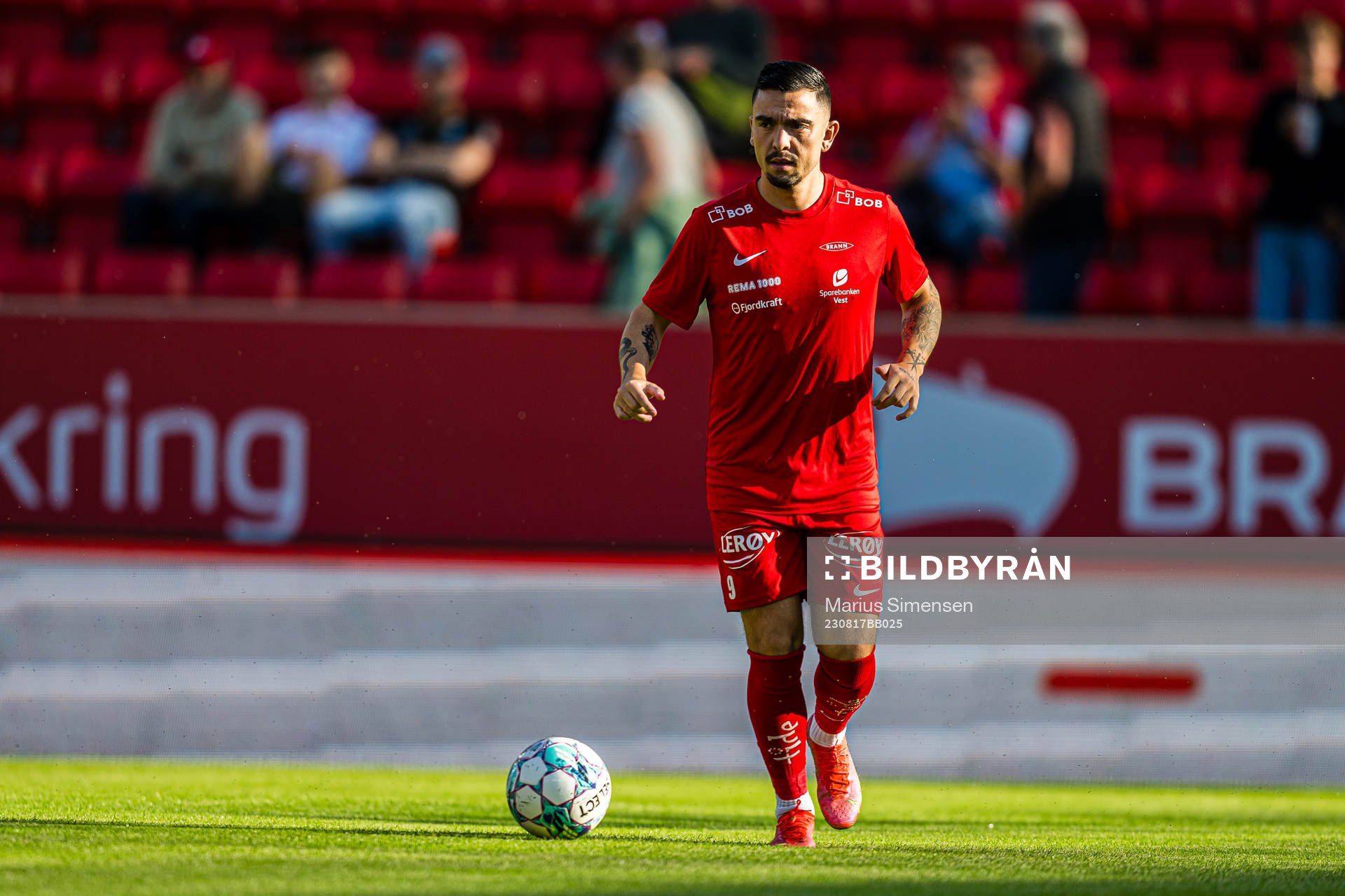 Niklas Castro of Brann warms up