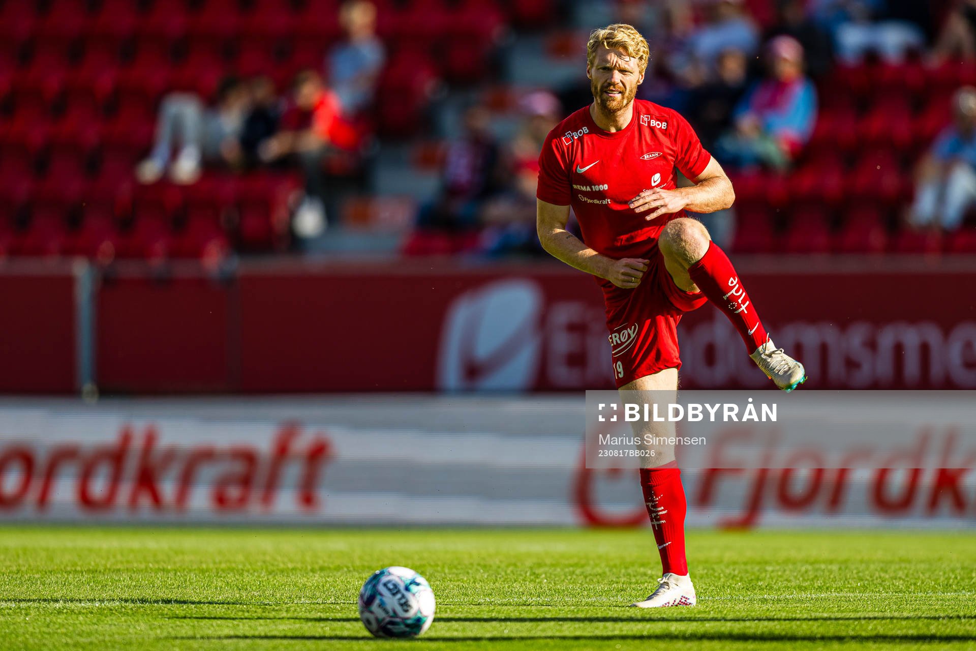 Sivert Heltne Nilsen of Brann warms up