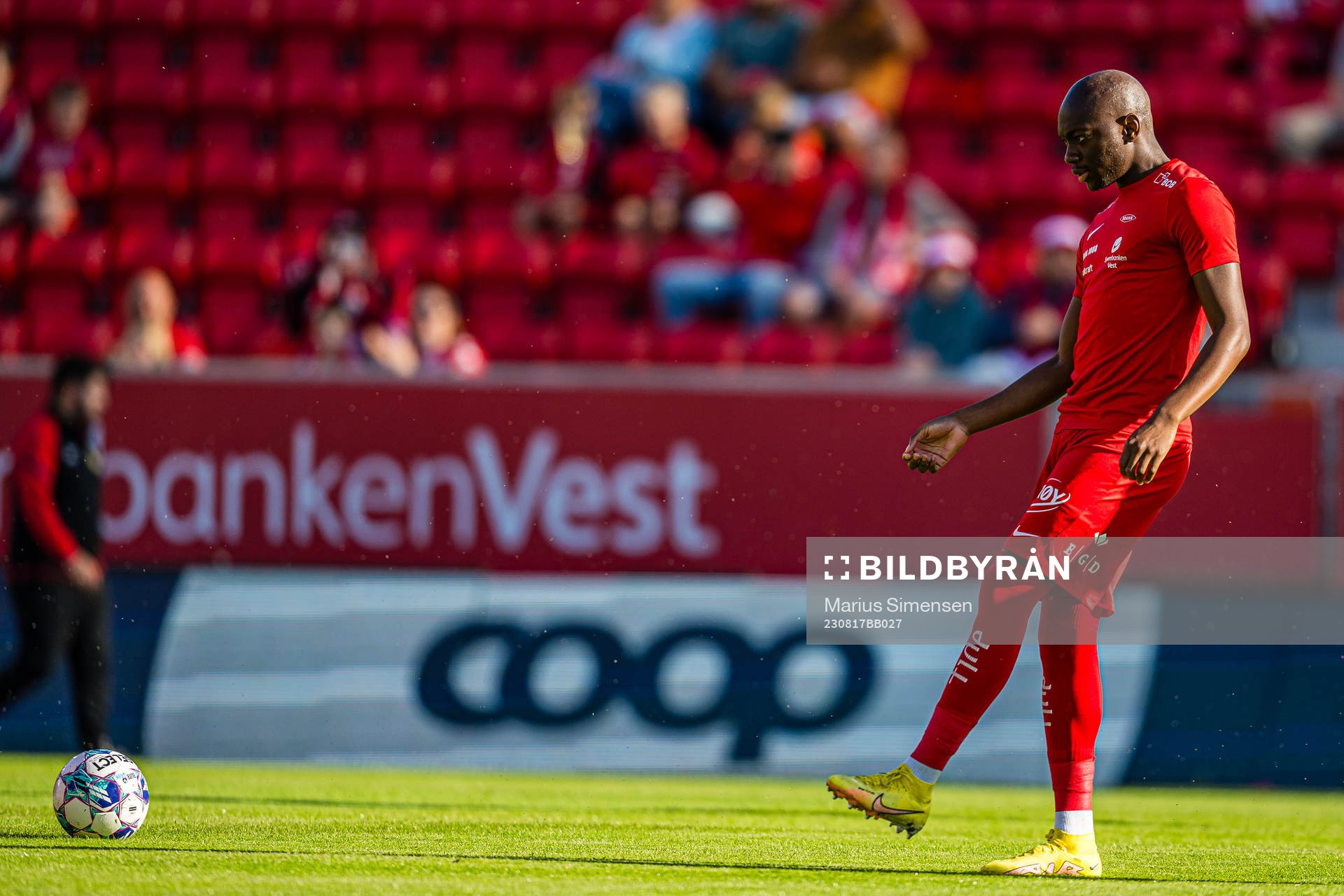 Monga Aluta Simba of Brann warms up ahead of the UEFA Europa Conference League qualifying match between Brann and Arouca on August 17, 2023 in Bergen.