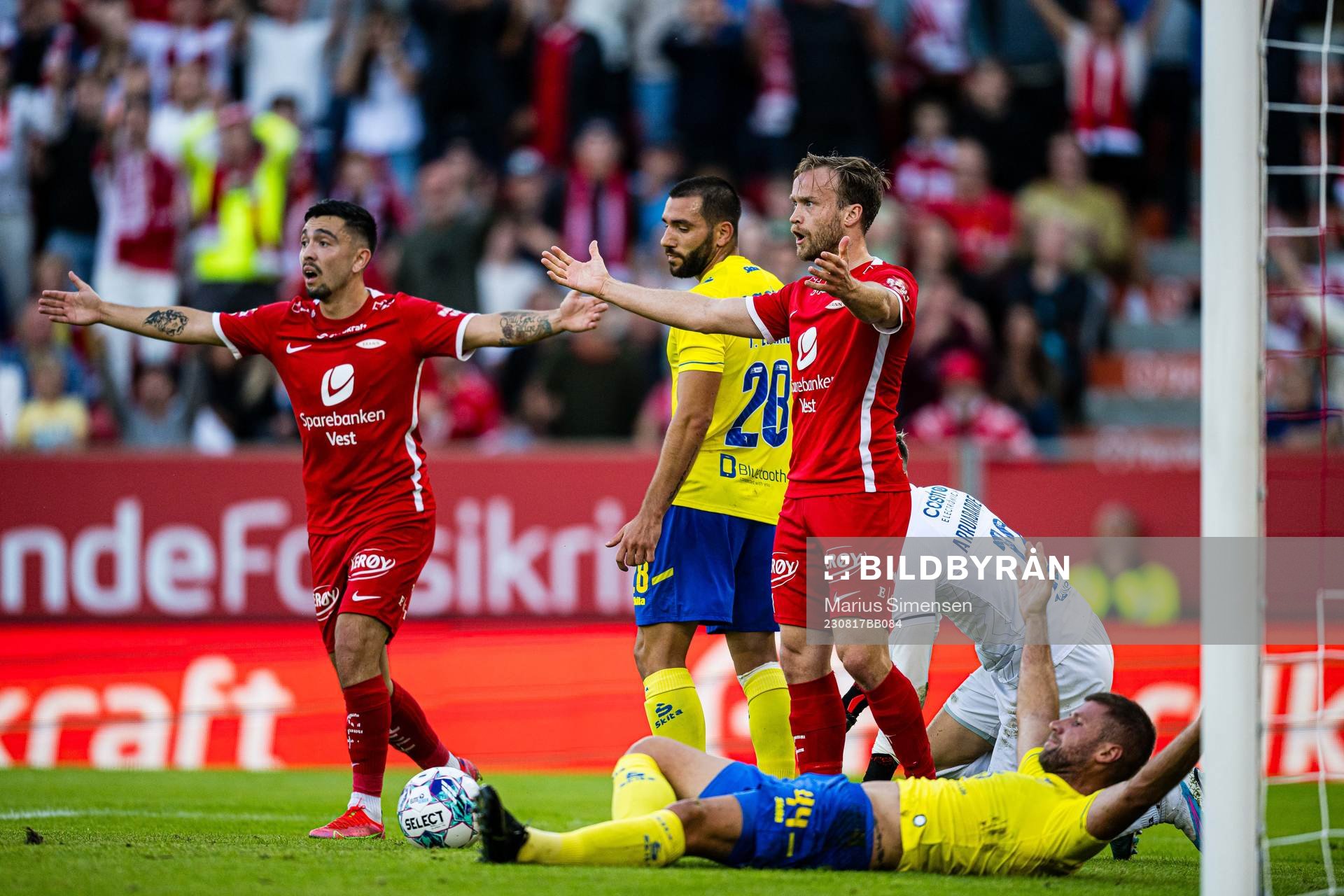 Niklas Castro and Bård Finne of Brann reacts