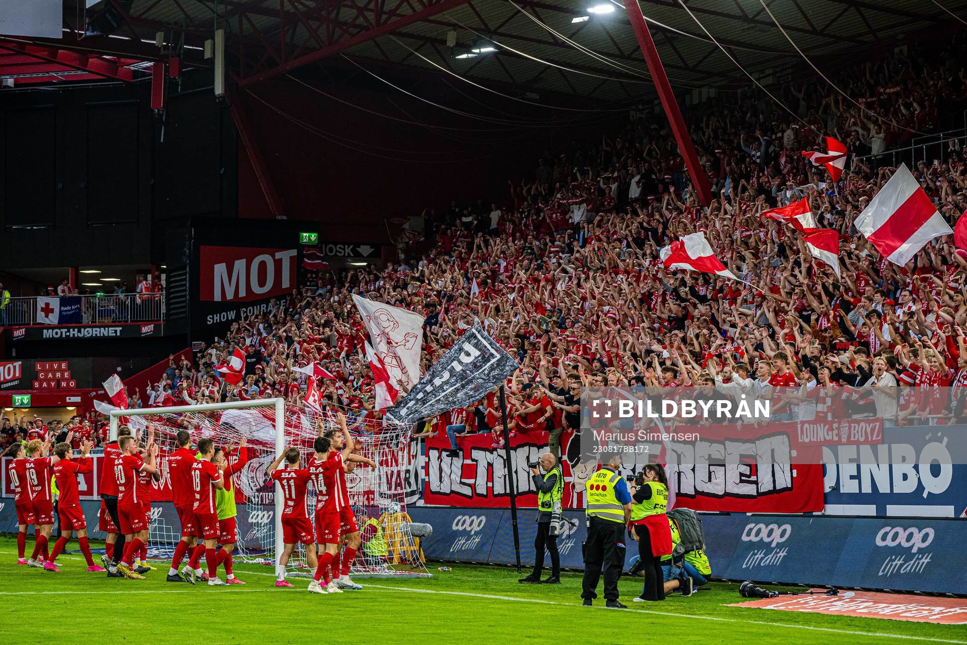 Players and staff of Brann celebrates