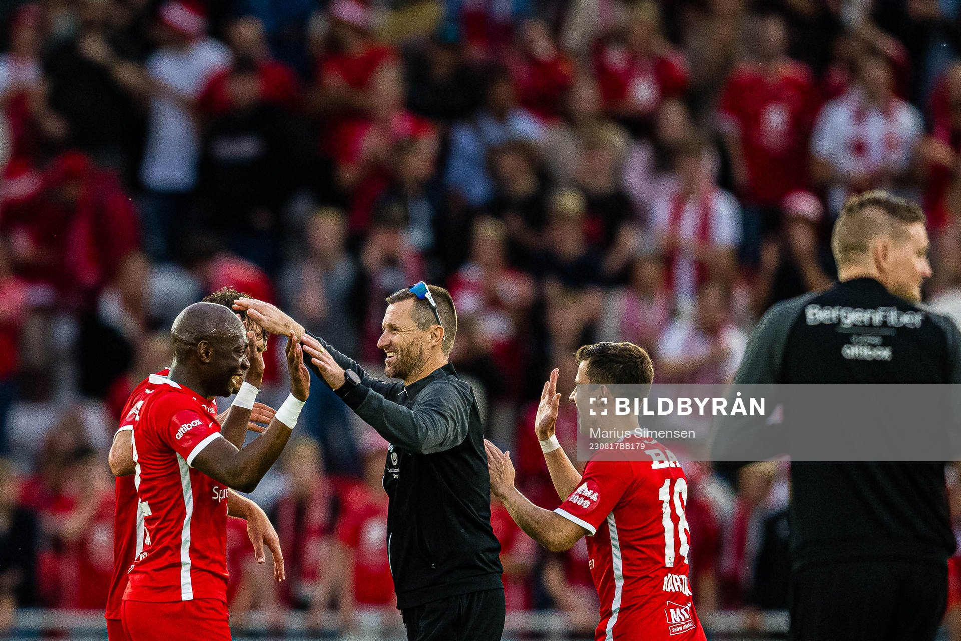 Monga Aluta Simba and Eirik Horneland, head coach of Brann, after the UEFA Europa Conference League qualifying match between Brann and Arouca on August 17, 2023 in Bergen.