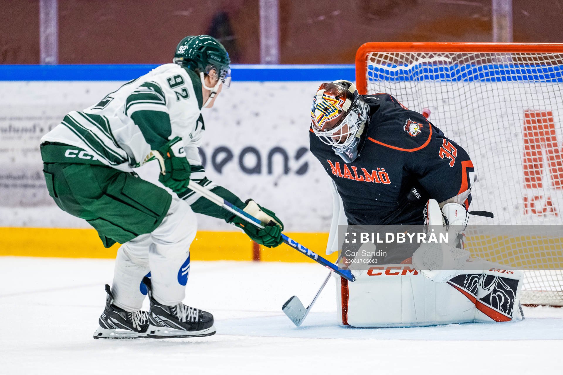 Färjestads Liam Öhgren och Malmö Redhawks målvakt Adam