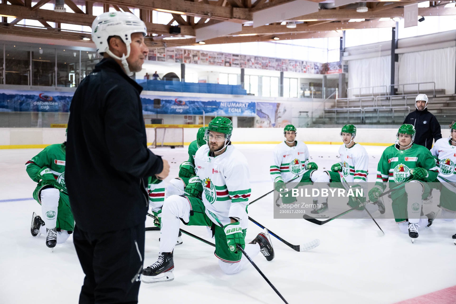 Rögles tränare Cam Abbott och spelare
