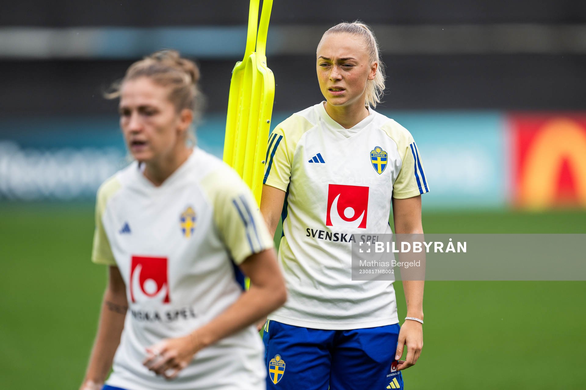 Filippa Angeldahl and Hanna Bennison of the Swedish women's national football team at a training session during the FIFA Women's World Cup on August 17, 2023 in Brisbane. 