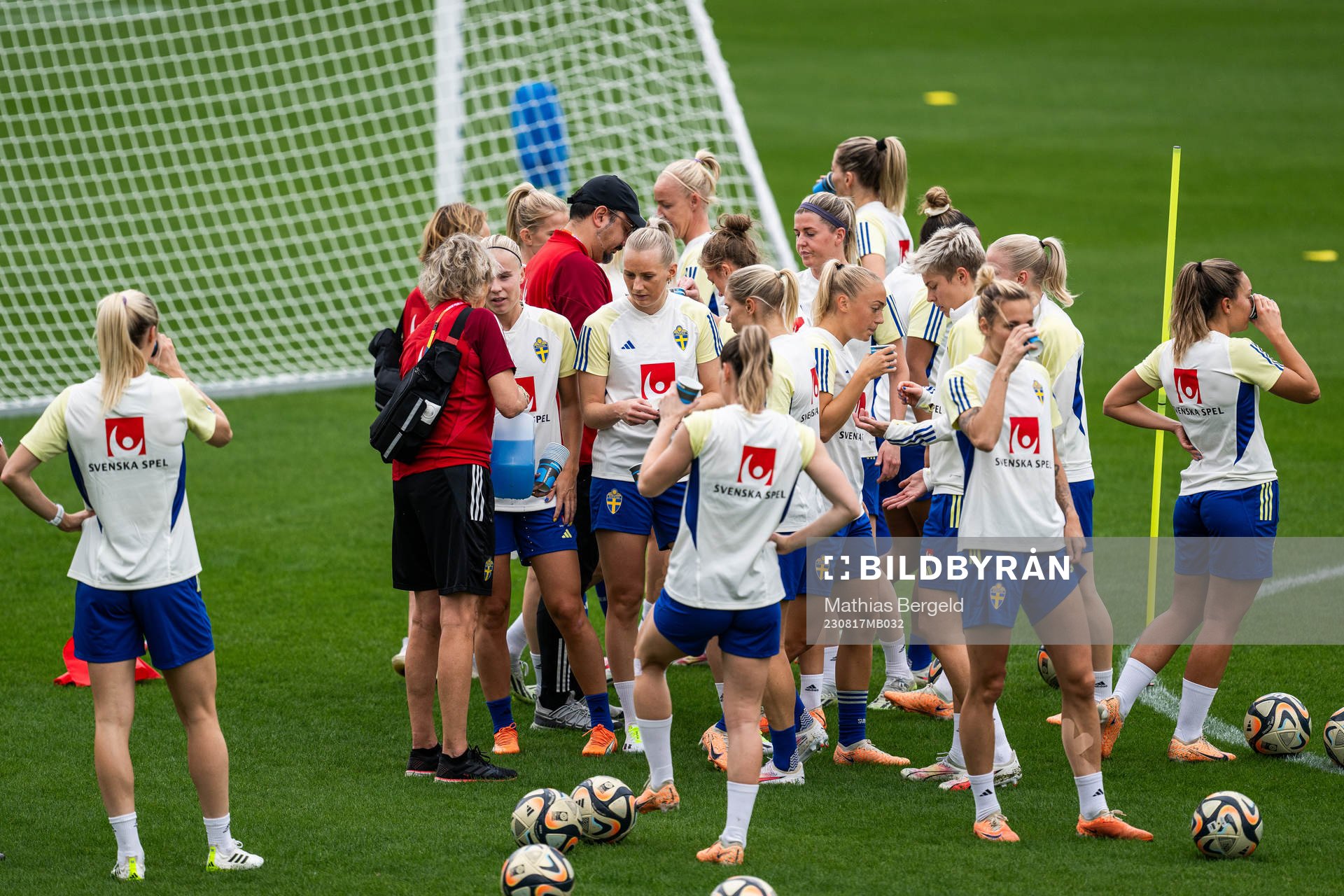 Stina Lennartsson and Stina Blackstenius with team mates of