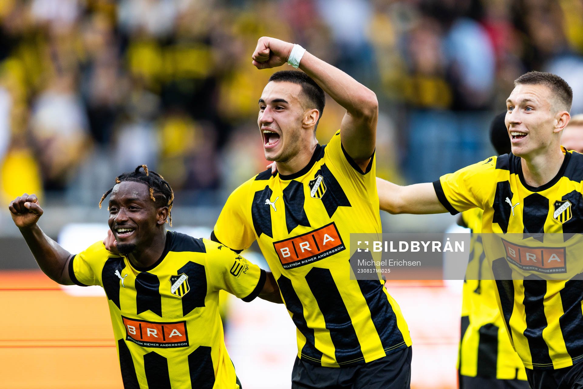 Srdjan Hrstic of Häcken celebrates with Ibrahim Sadiq and