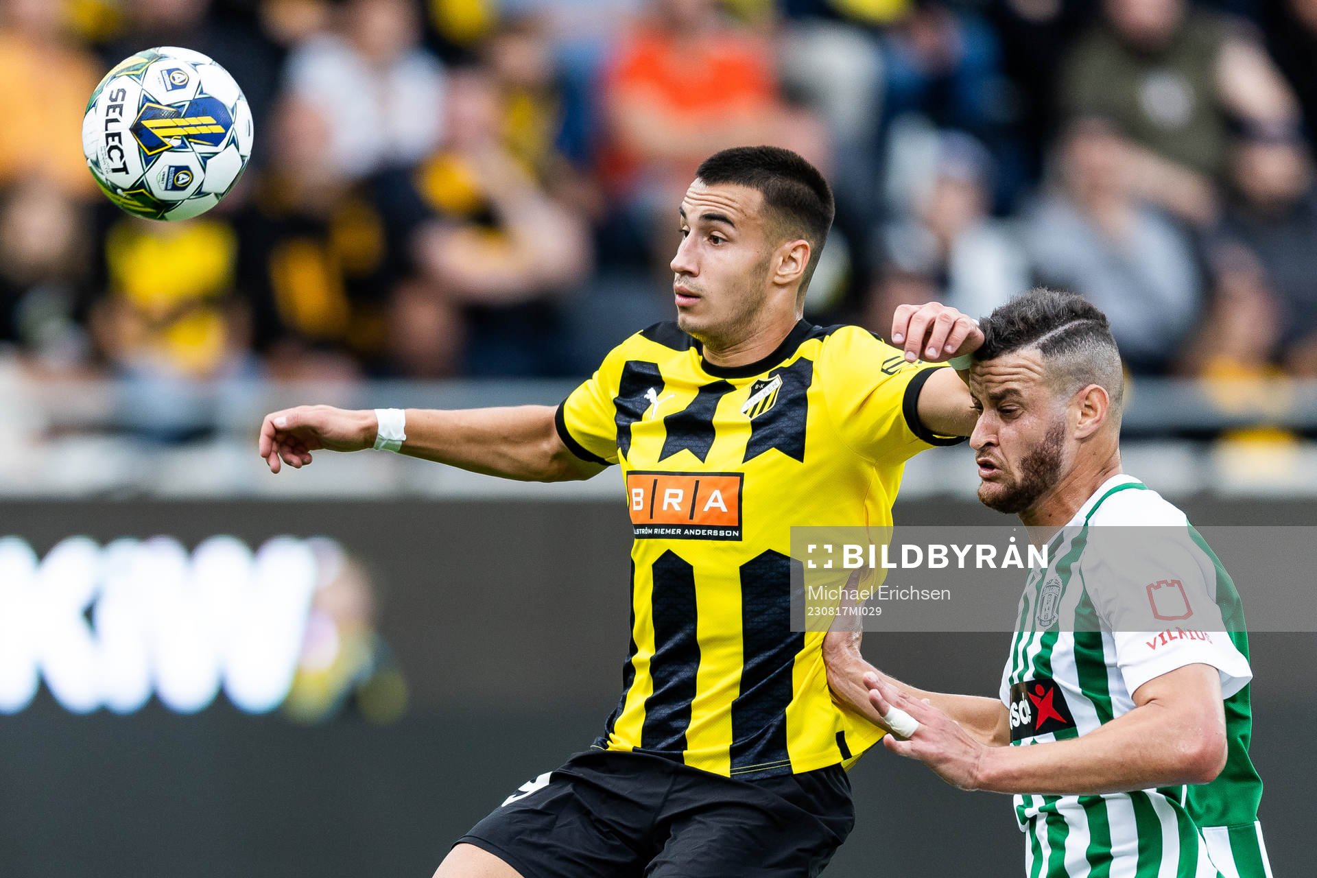 Srdjan Hrstic of Häcken and Nemanja Ljubisavljevic of