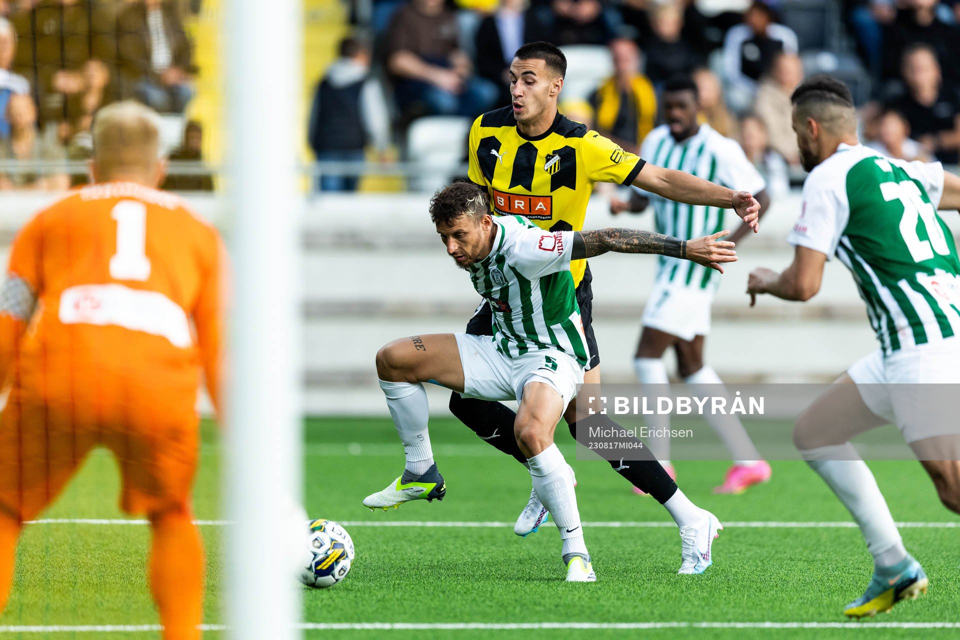 Nicolas Gorobsov of Zalgiris Vilnius and Srdjan Hrstic of