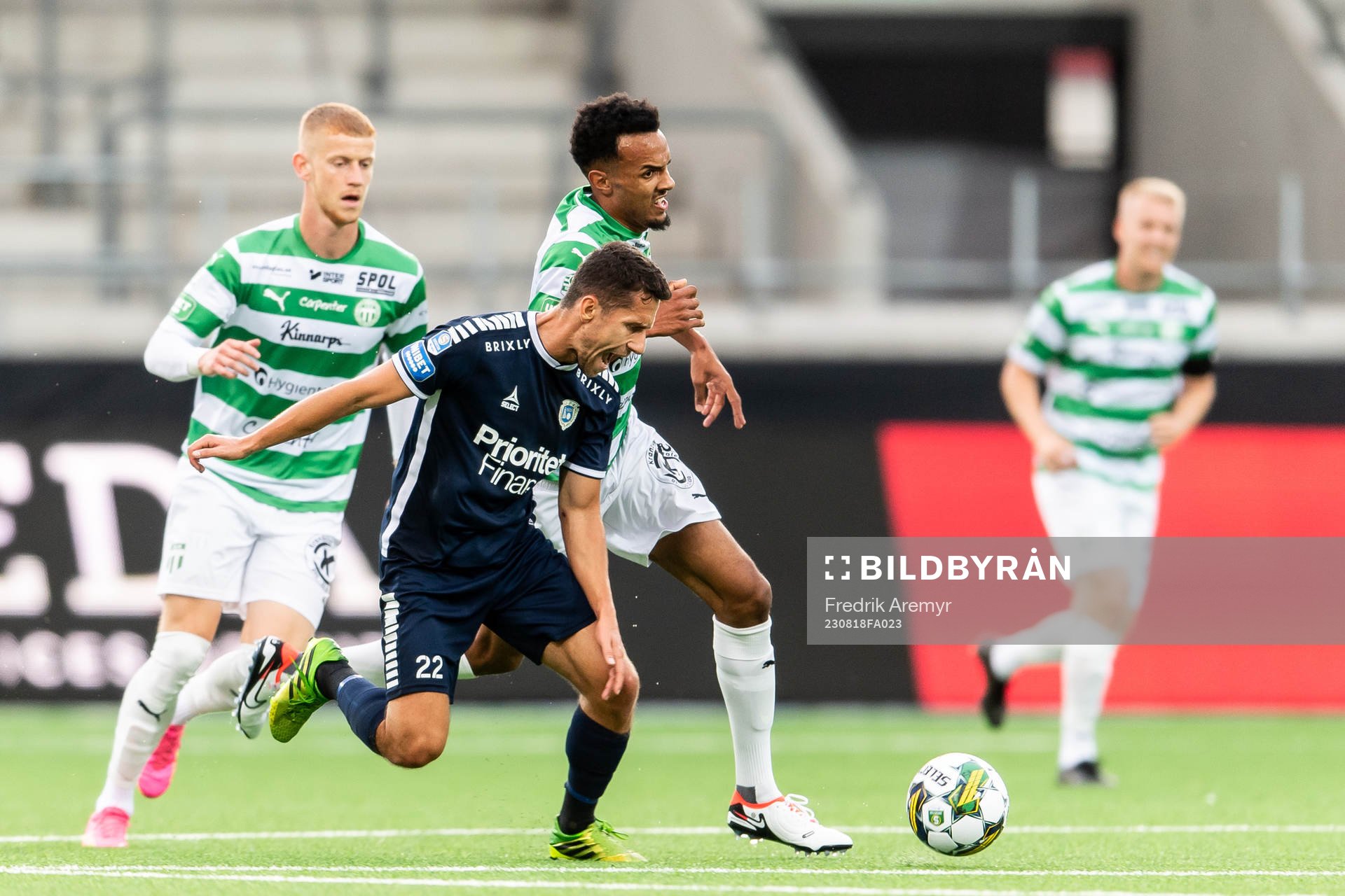 Utsiktens Predrag Randelovic och Västerås SKs Alex Douglas