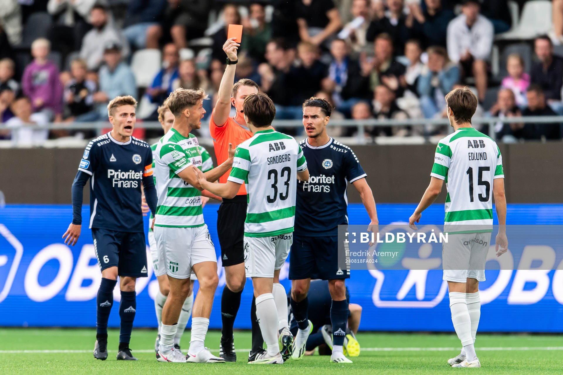Västerås SKs Miguel Sandberg får rött kort av domare