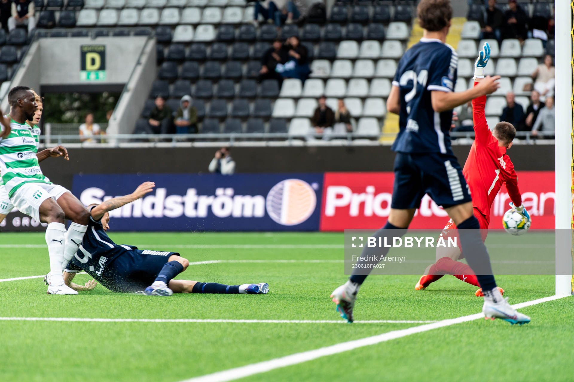 Utsiktens Lucas Hedlund gör 1-0 bakom Västerås SKs