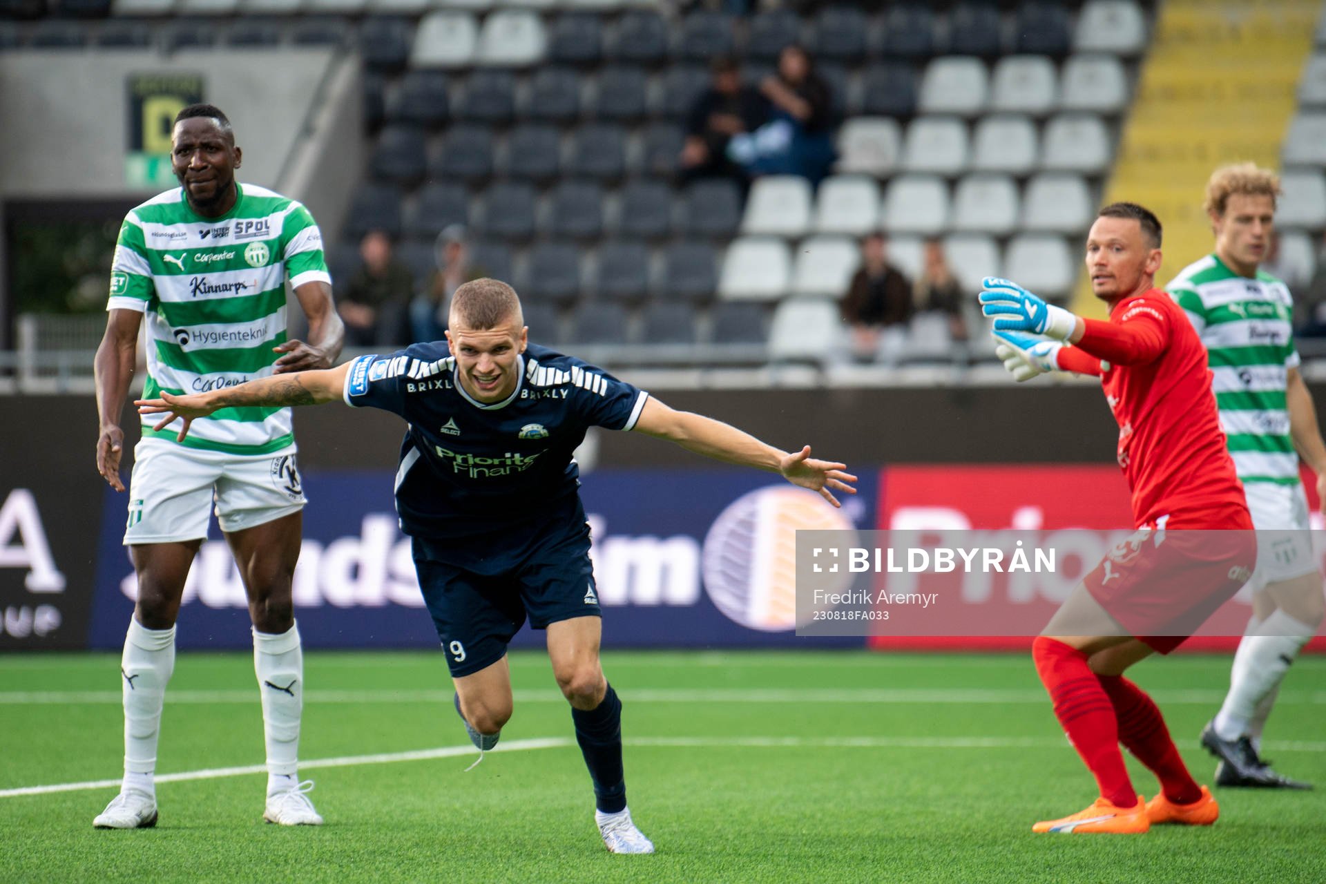 Utsiktens Lucas Hedlund jublar efter 1-0 under fotbollsmatchen i Superettan mellan Utsikten och Västerås SK den 18 augusti 2023 i Göteborg.