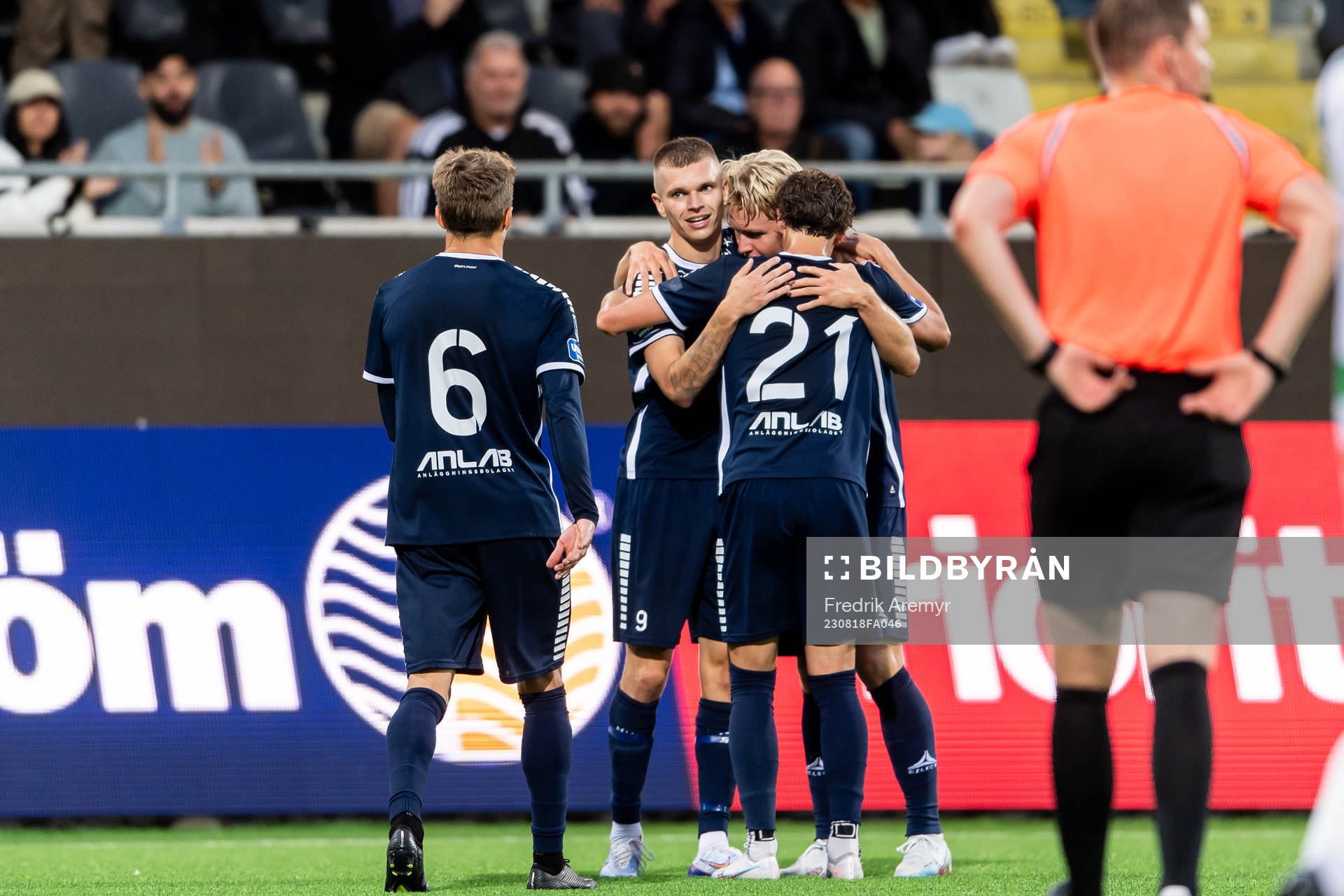 Utsiktens Lucas Hedlund jublar ihop med lagkamrater efter sitt 4-0 mål under fotbollsmatchen i Superettan mellan Utsikten och Västerås SK den 18 augusti 2023 i Göteborg. 
