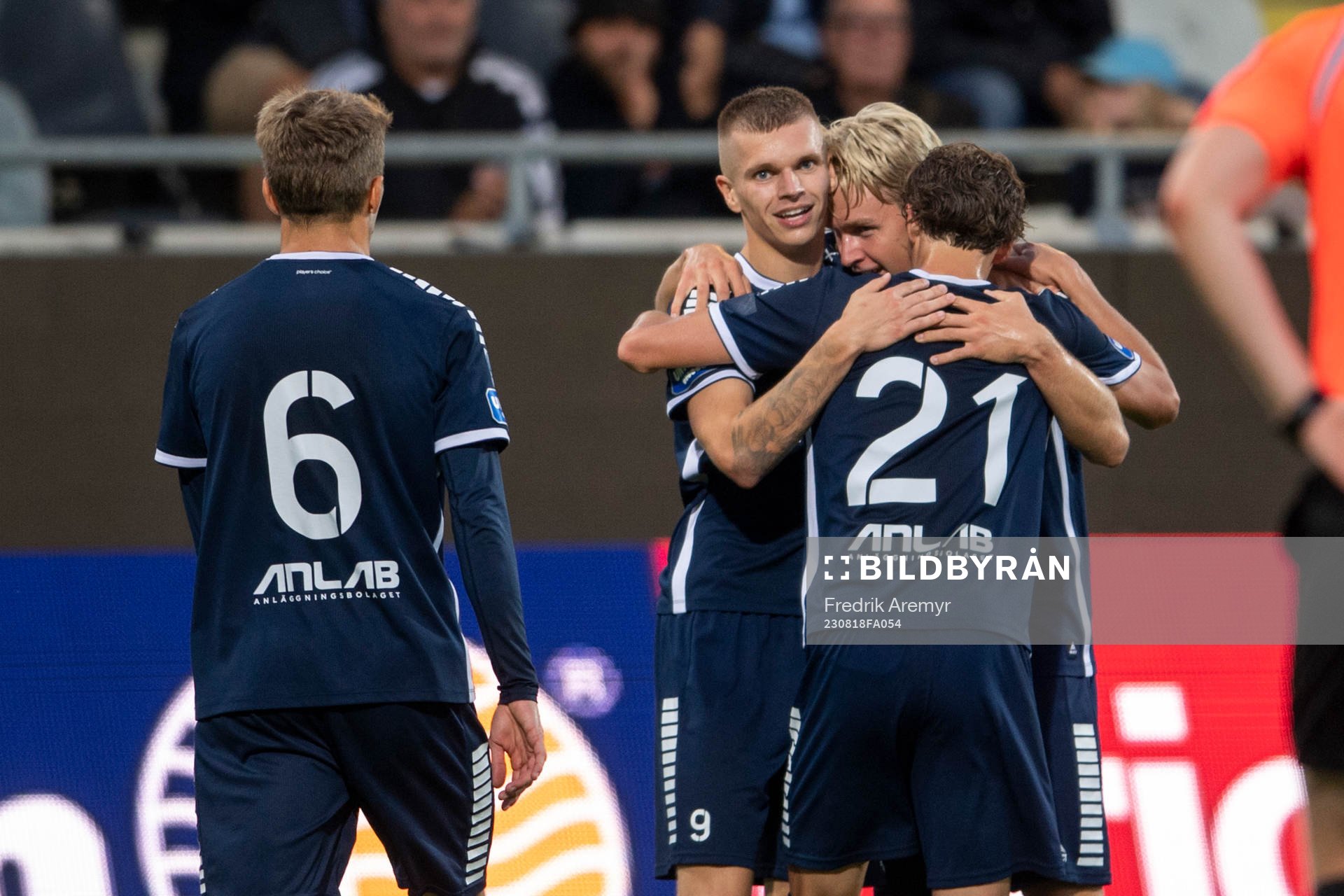 Utsiktens spelare jublar under fotbollsmatchen i Superettan mellan Utsikten och Västerås SK den 18 augusti 2023 i Göteborg. 