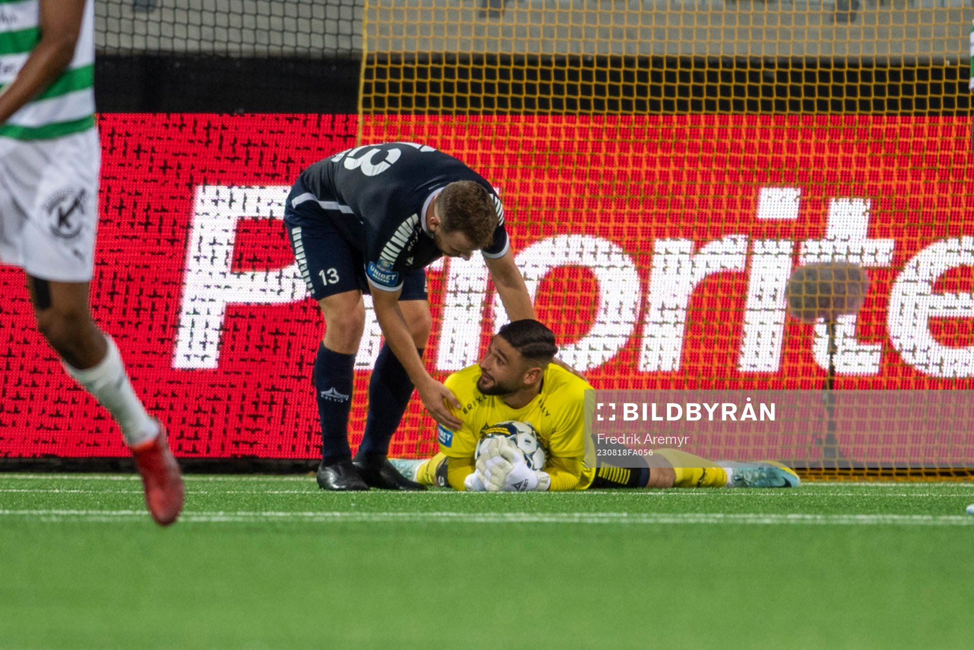 Utsiktens Erik Gunnarsson och målvakt Elias Hadaya