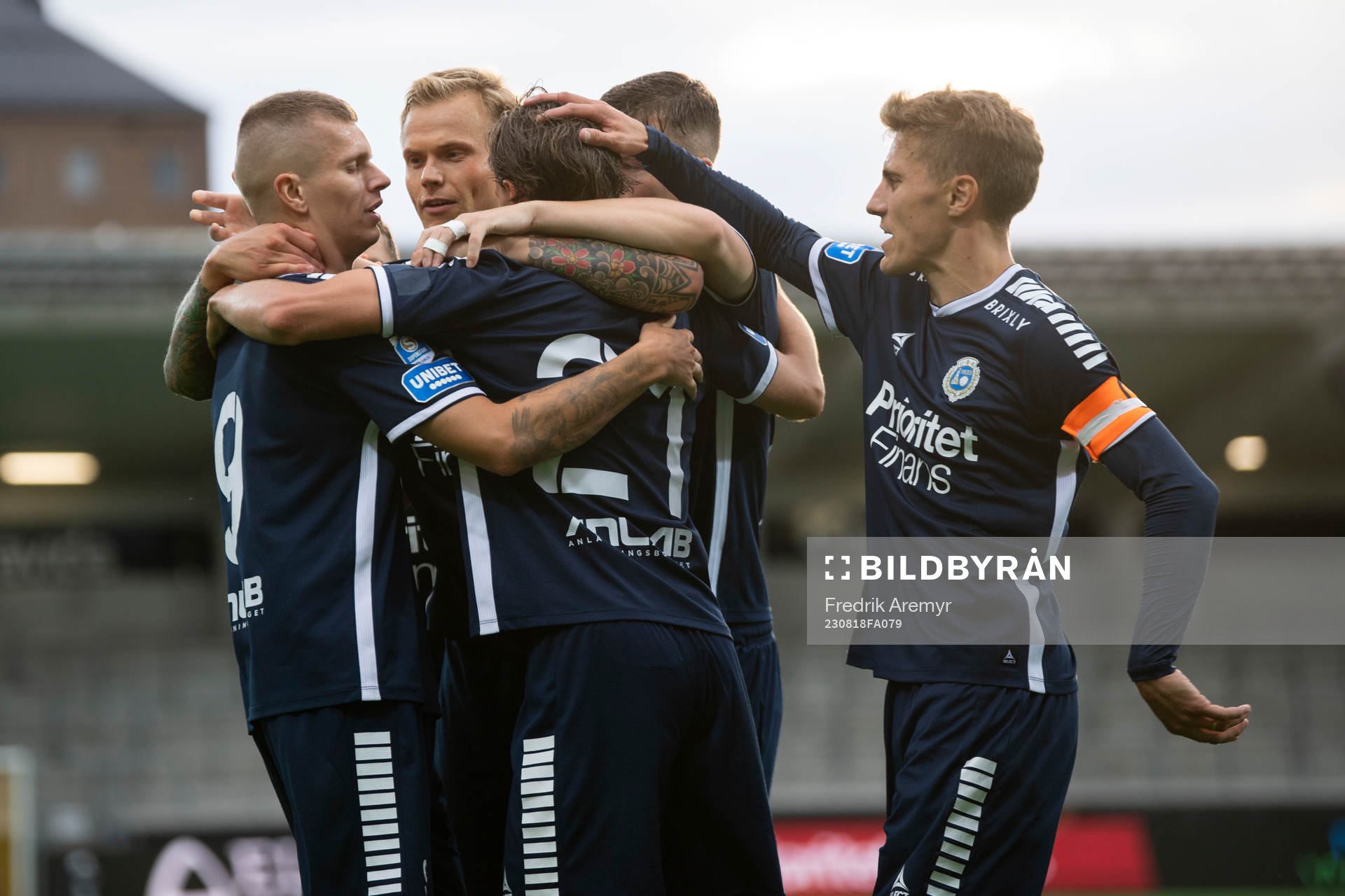 Utsiktens spelare jublar med målskytten Lucas Hedlund