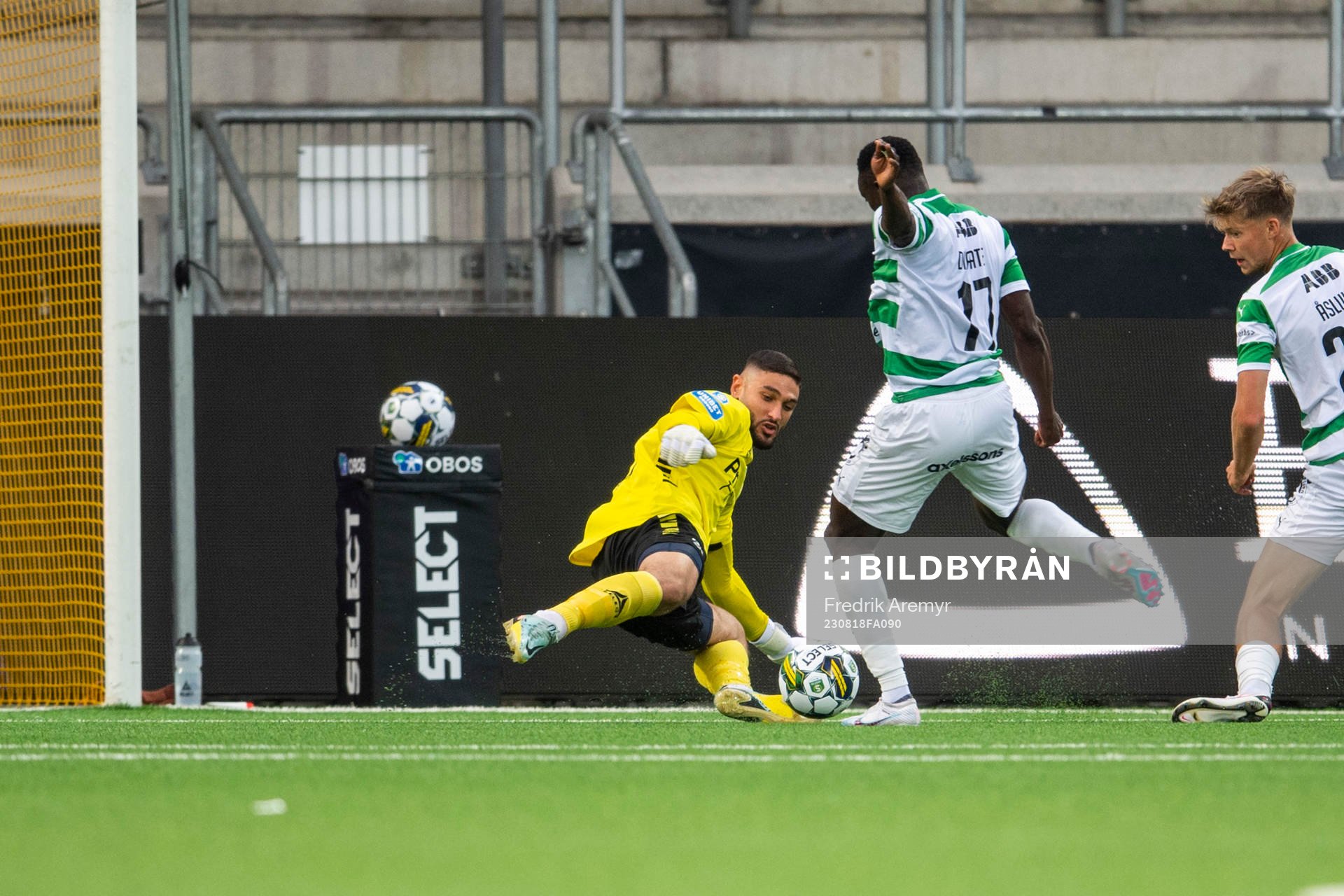 Utsiktens målvakt Elias Hadaya och Västerås SKs Ibrahim