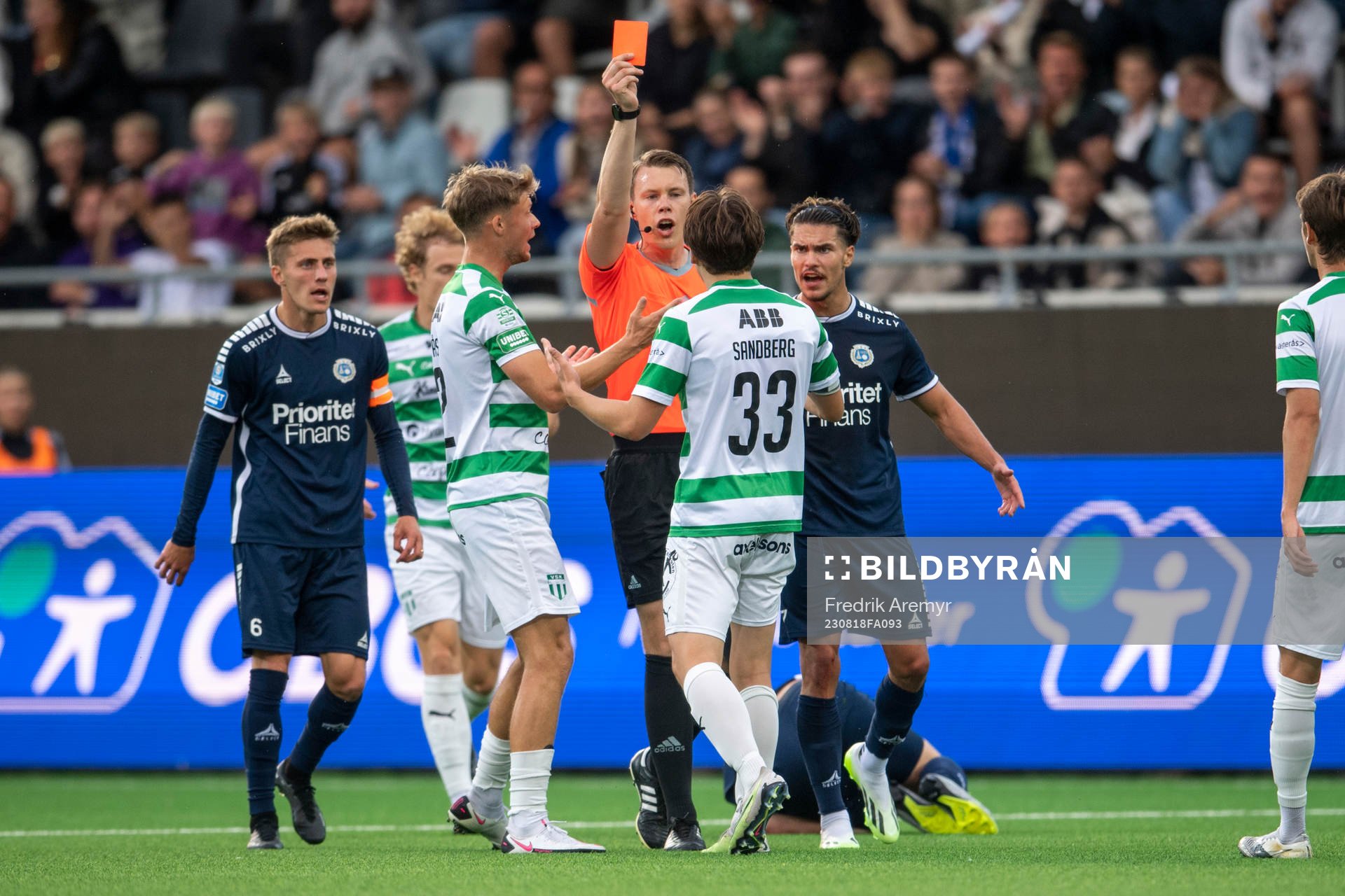 Domare Oscar Johnson ger Västerås SKs Miguel Sandberg