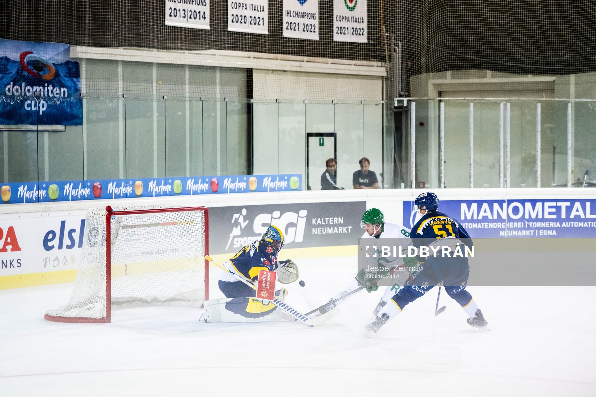 Linus Sandin of Rögle against goaltender Sandro