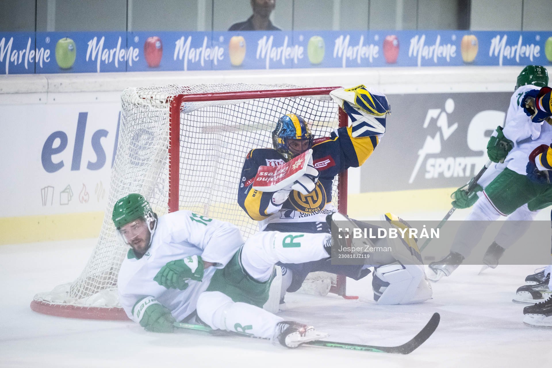Dennis Everberg of Rögle and goalkeeper Sandro Aeschlimann