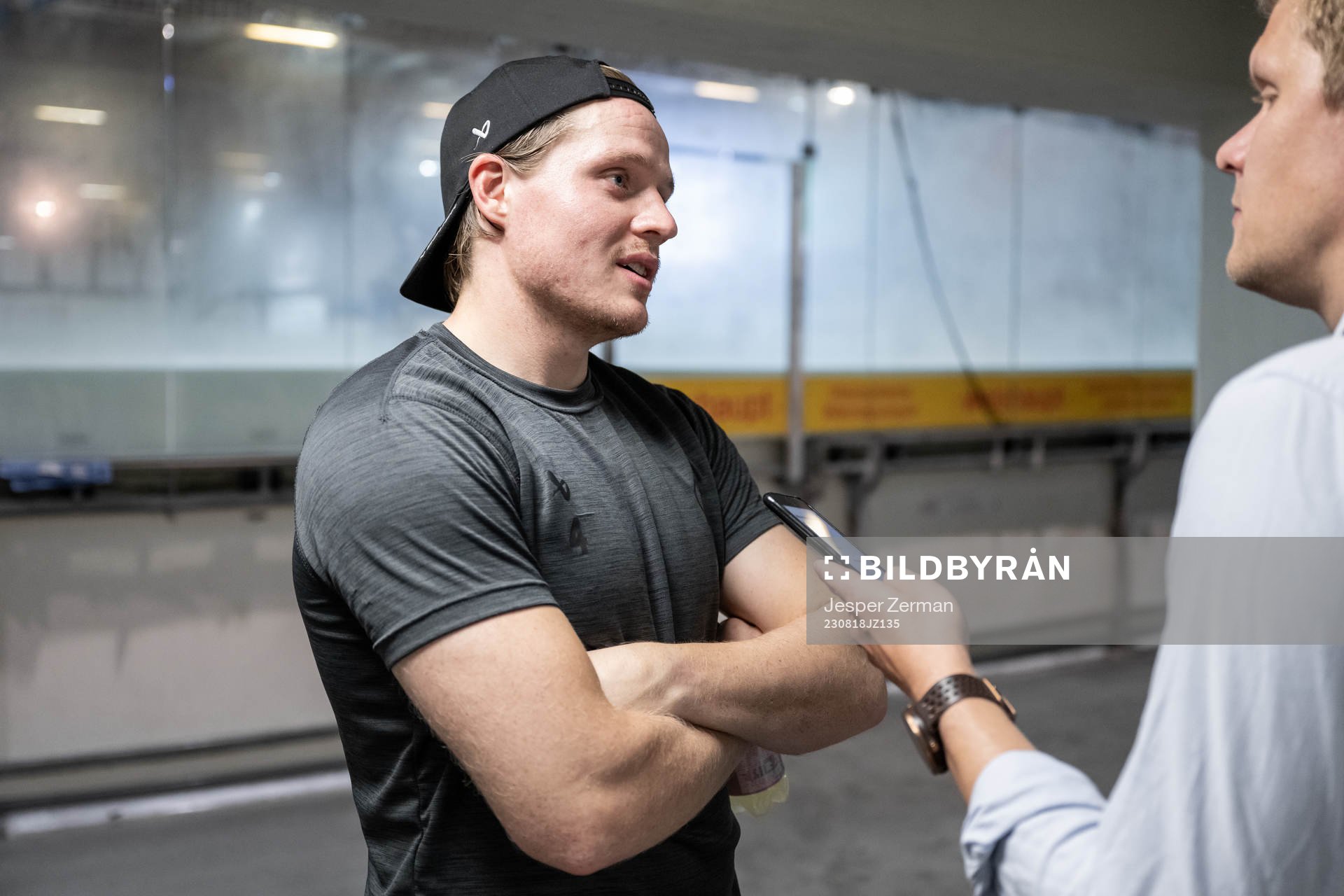 Johannes Johannesen of Rögle speaks to Linus Ahlin of
