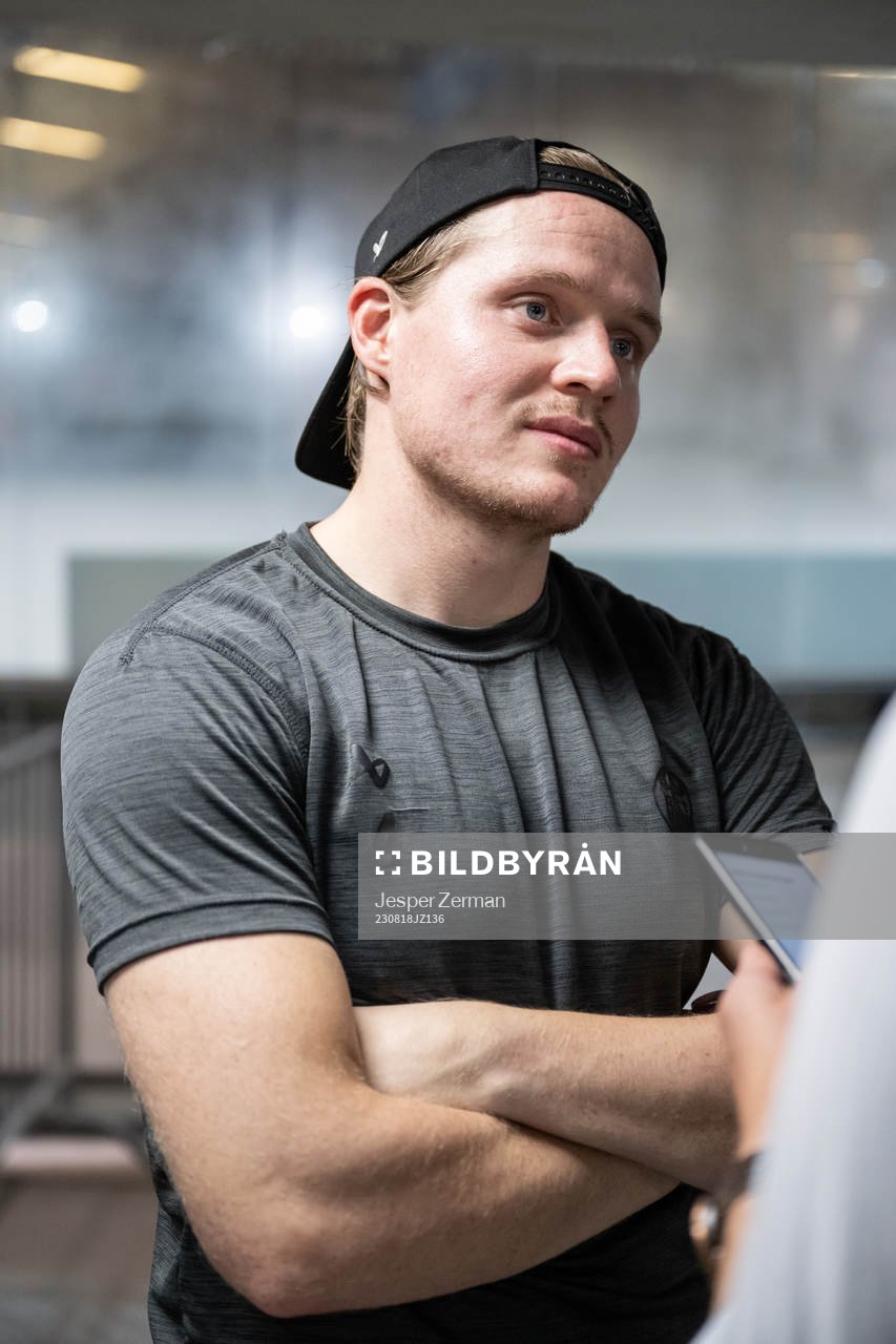 Johannes Johannesen of Rögle speaks to Linus Ahlin of