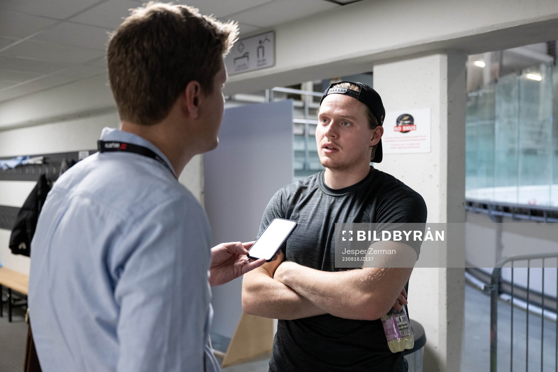 Johannes Johannesen of Rögle speaks to Linus Ahlin of