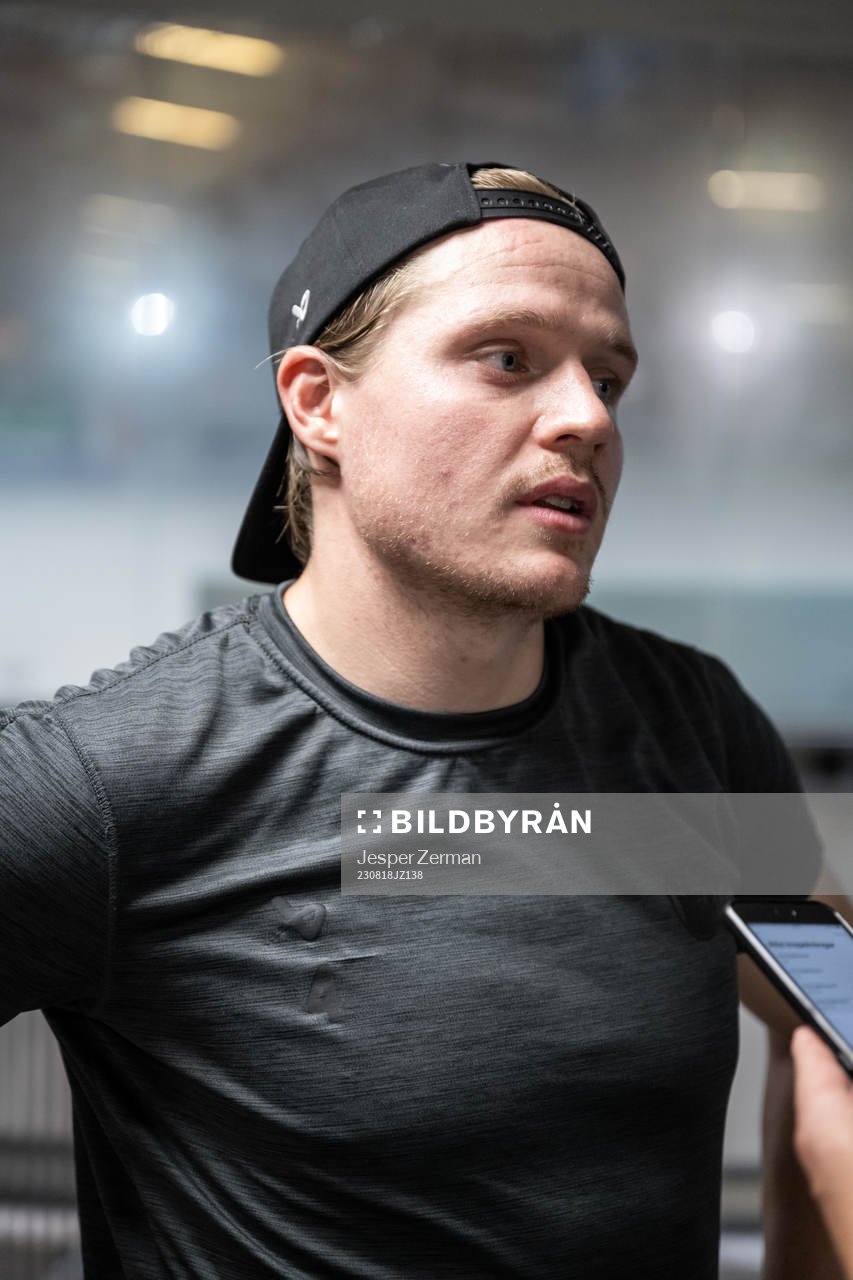 Johannes Johannesen of Rögle speaks to Linus Ahlin of