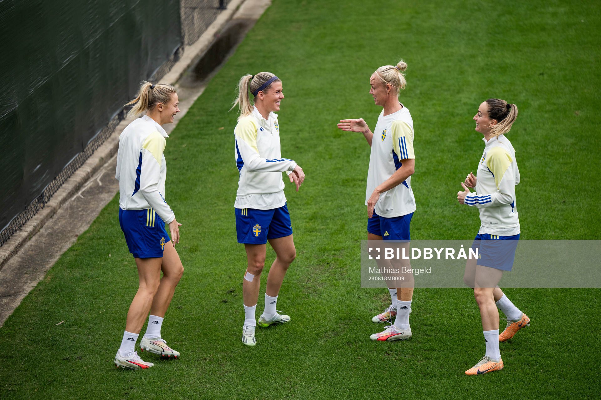 Fridolina Rolfö, Olivia Schough, Caroline Seger and