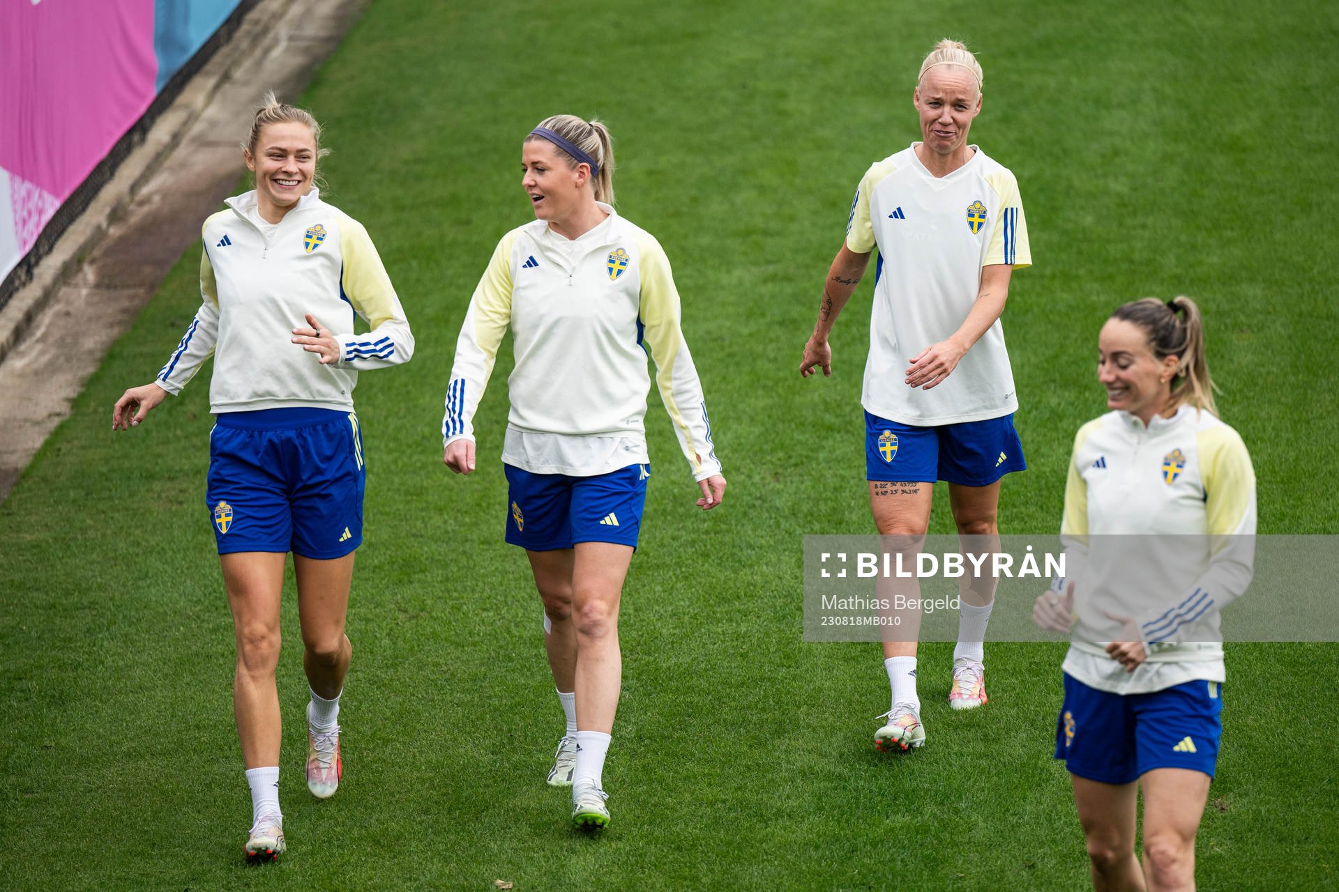 Fridolina Rolfö, Olivia Schough, Caroline Seger and