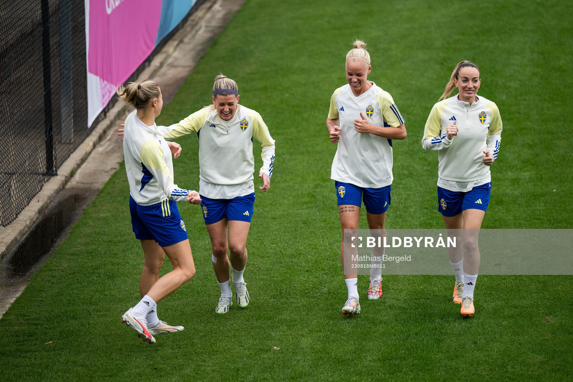 Fridolina Rolfö, Olivia Schough, Caroline Seger and
