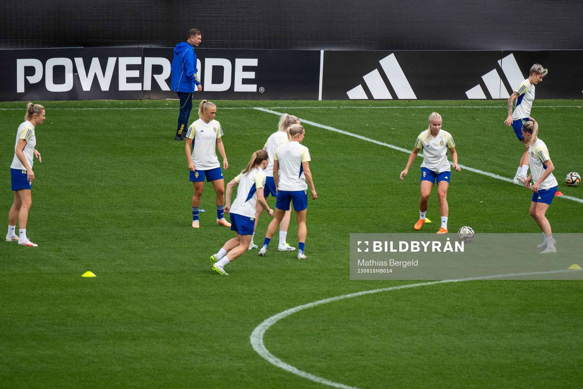 Head coach Peter Gerhardsson and players of the Swedish