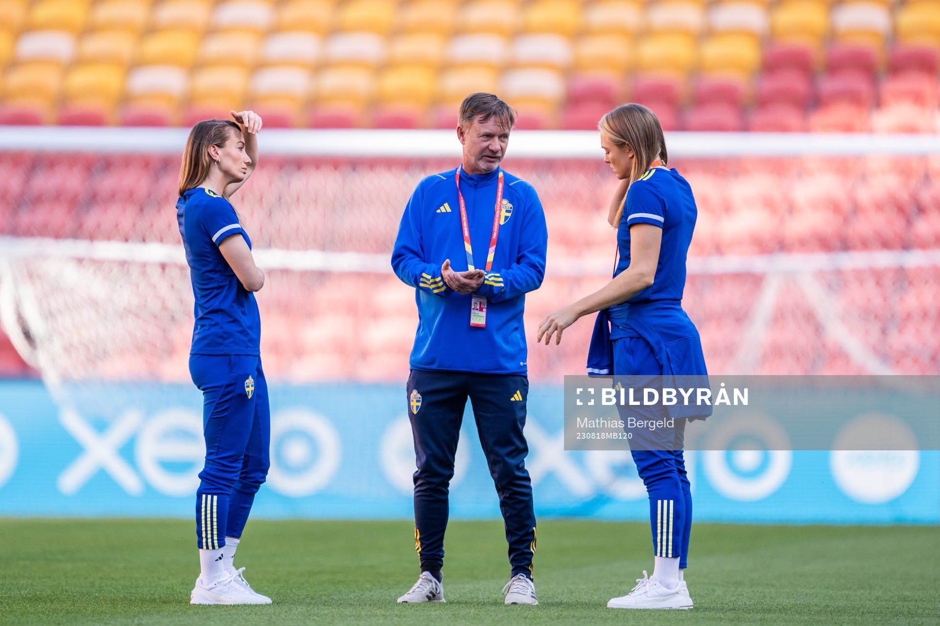 Kosovare Asllani, head coach Peter Gerhardsson and Magdalena Eriksson of the Swedish women's national football team at a pitch familiarization during the FIFA Women's World Cup match on August 18, 2023 in Brisbane.