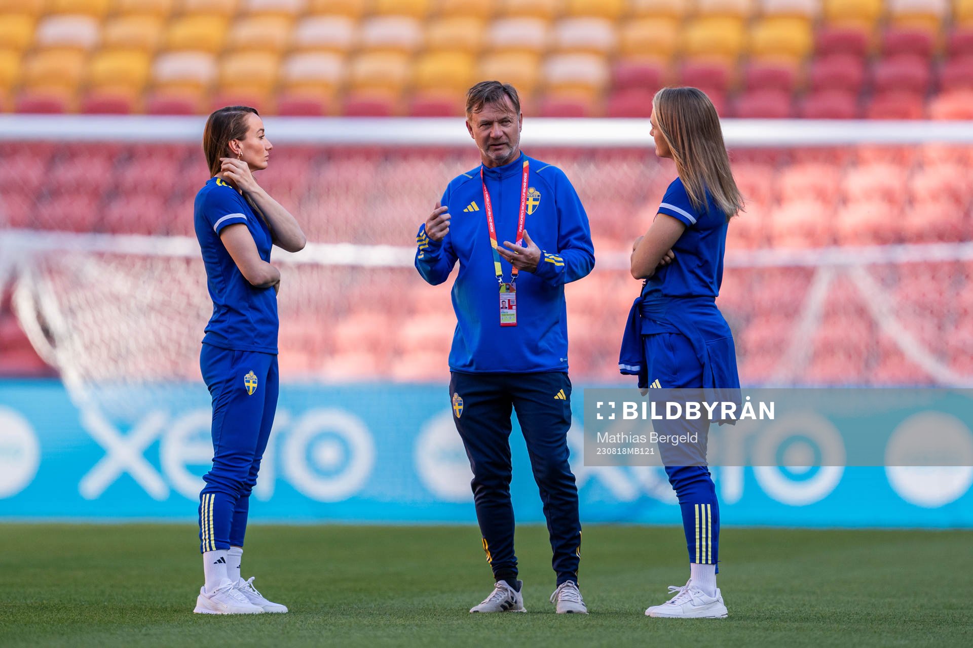 Kosovare Asllani, head coach Peter Gerhardsson and