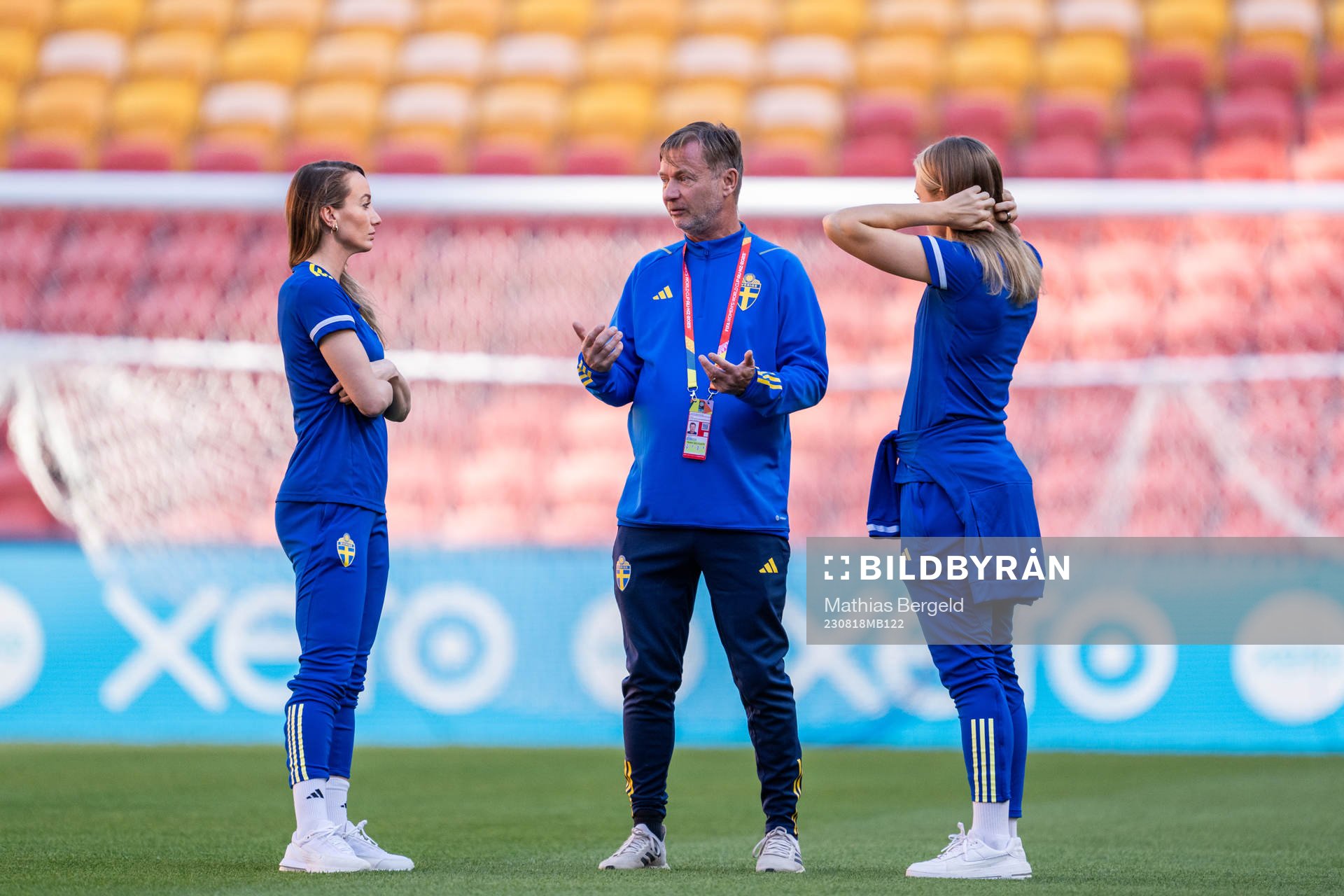 Kosovare Asllani, head coach Peter Gerhardsson and